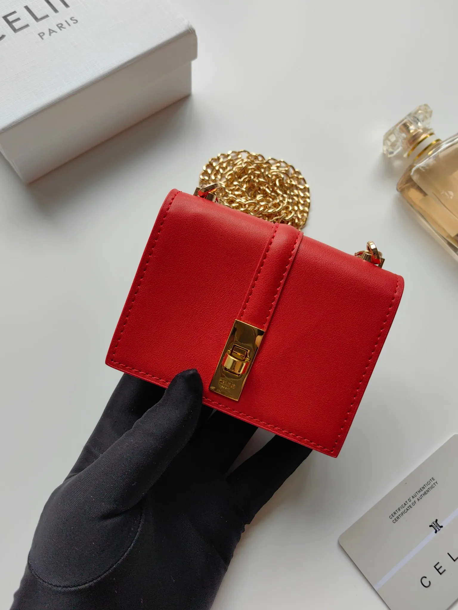 💰140 Celine's latest chain card holder, TRIOMPHE flip chain card holder, can be worn cross-body, classic pattern with plain microfiber interior, rotating lock closure, 1 thickened main compartment, 2 inner card slots. No.: 10M472 Size: 10.5x8.5x3 cm