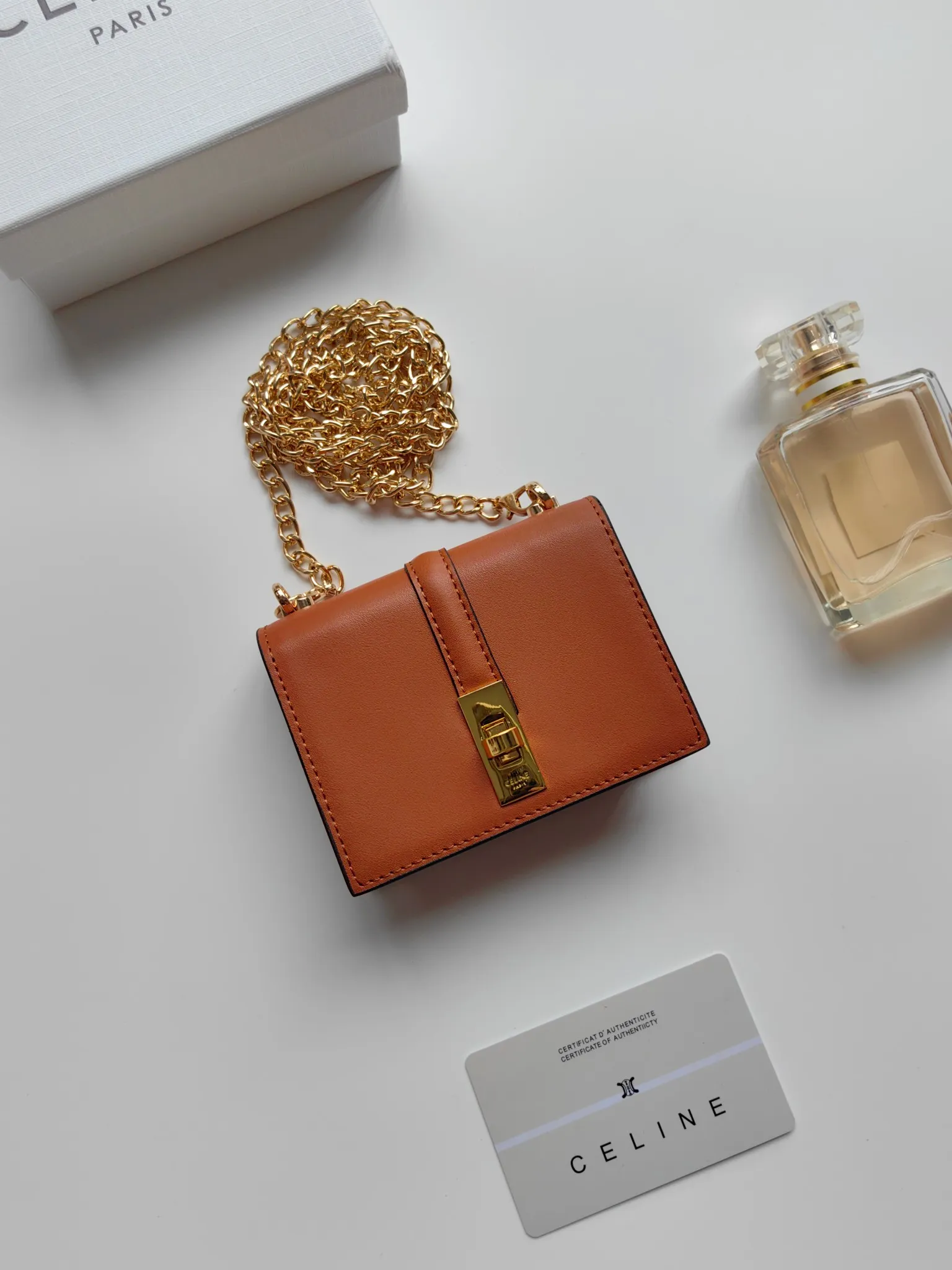 💰140 Celine's latest chain card holder, TRIOMPHE flip chain card holder, can be worn cross-body, classic pattern with plain microfiber interior, rotating lock closure, 1 thickened main compartment, 2 inner card slots. No.: 10M472 Size: 10.5x8.5x3 cm