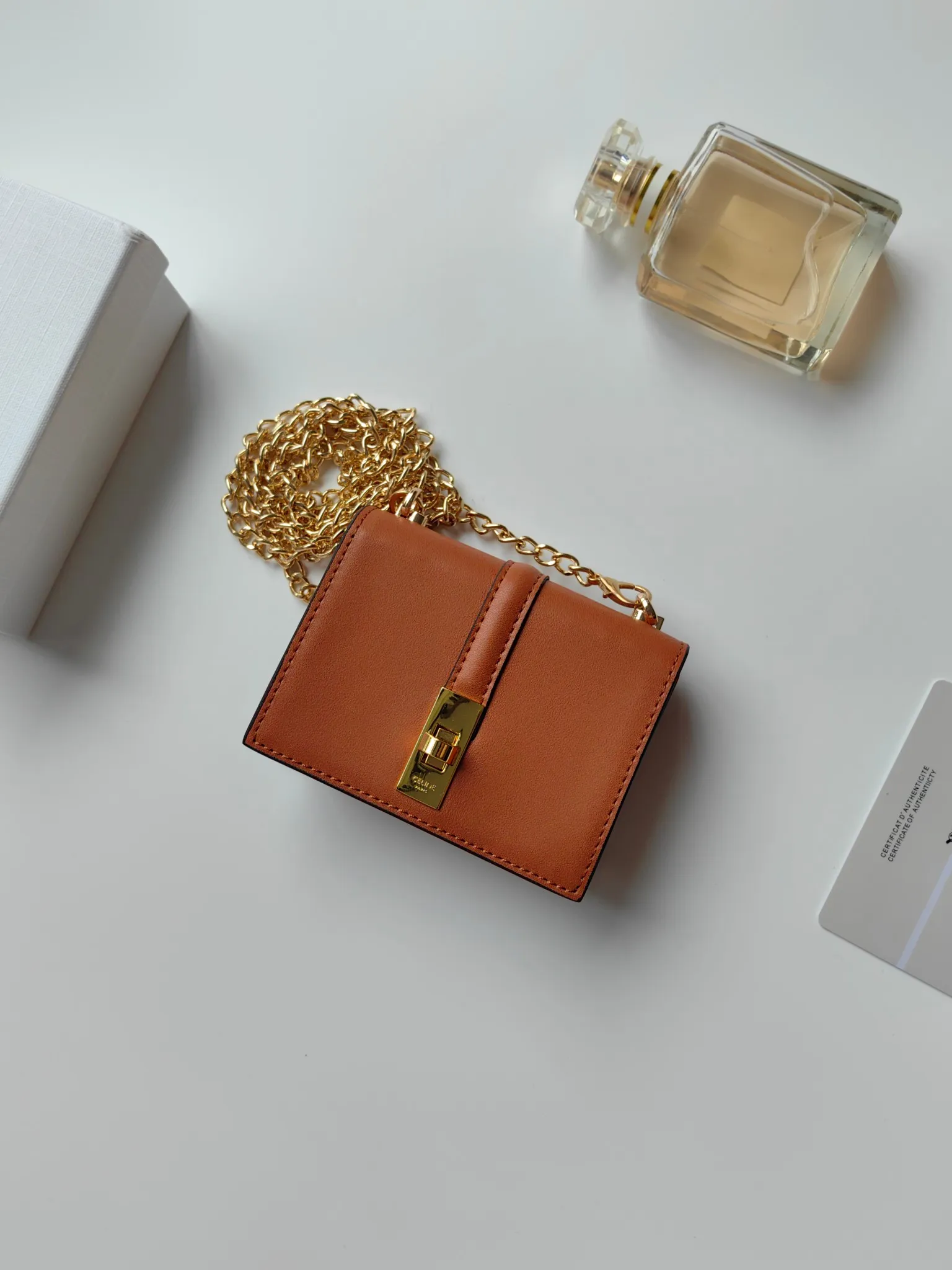 💰140 Celine's latest chain card holder, TRIOMPHE flip chain card holder, can be worn cross-body, classic pattern with plain microfiber interior, rotating lock closure, 1 thickened main compartment, 2 inner card slots. No.: 10M472 Size: 10.5x8.5x3 cm