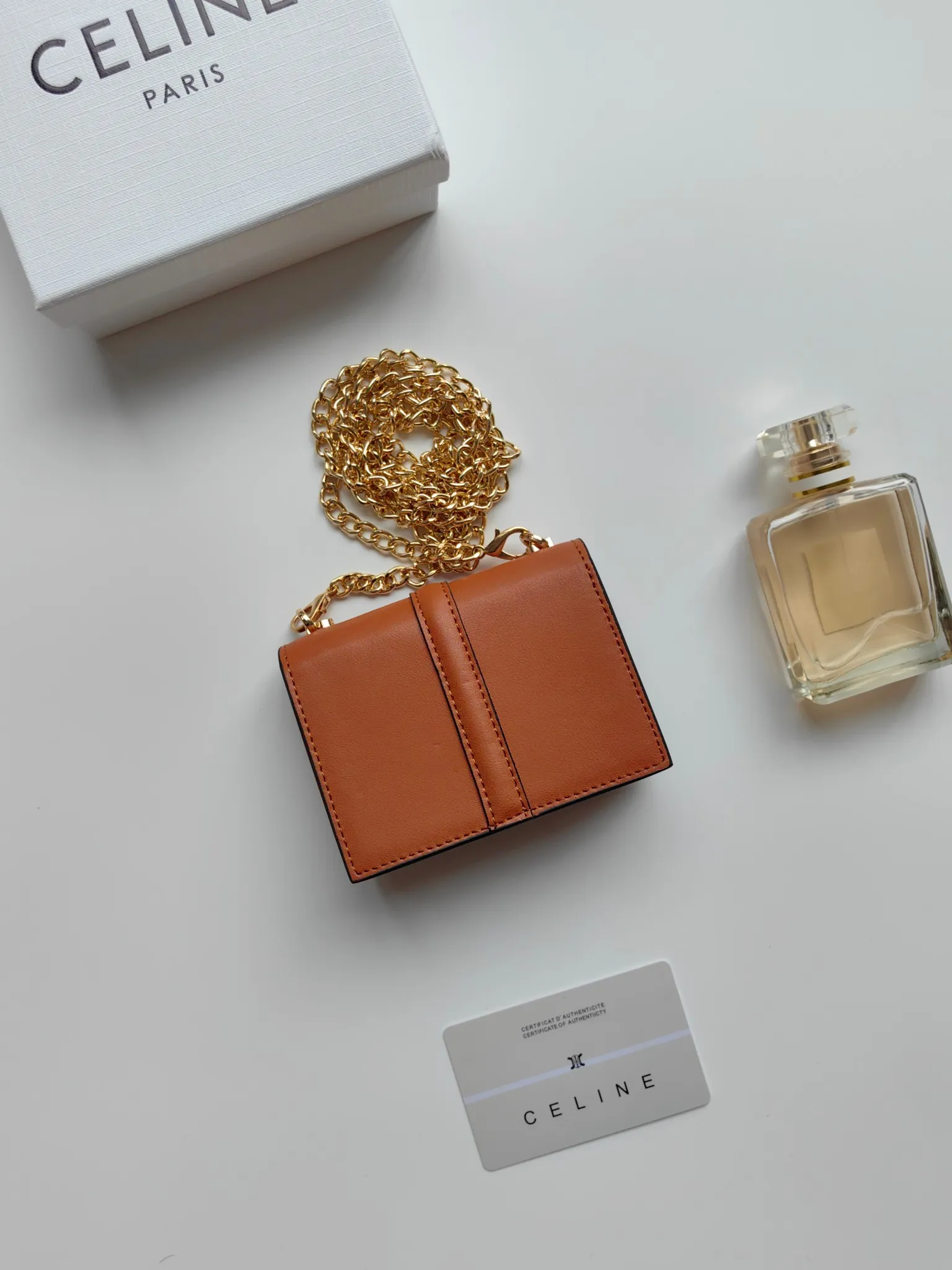 💰140 Celine's latest chain card holder, TRIOMPHE flip chain card holder, can be worn cross-body, classic pattern with plain microfiber interior, rotating lock closure, 1 thickened main compartment, 2 inner card slots. No.: 10M472 Size: 10.5x8.5x3 cm