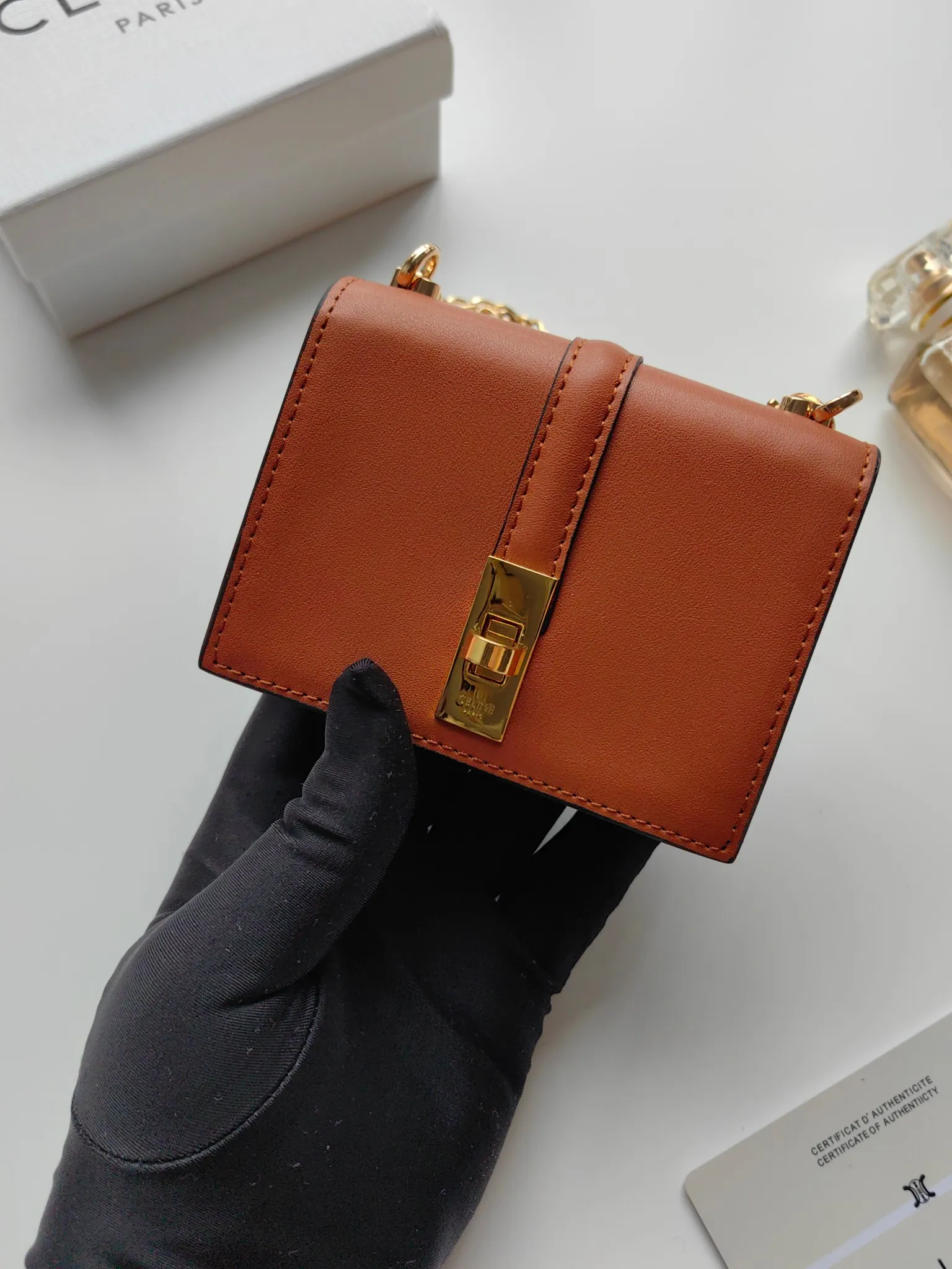💰140 Celine's latest chain card holder, TRIOMPHE flip chain card holder, can be worn cross-body, classic pattern with plain microfiber interior, rotating lock closure, 1 thickened main compartment, 2 inner card slots. No.: 10M472 Size: 10.5x8.5x3 cm