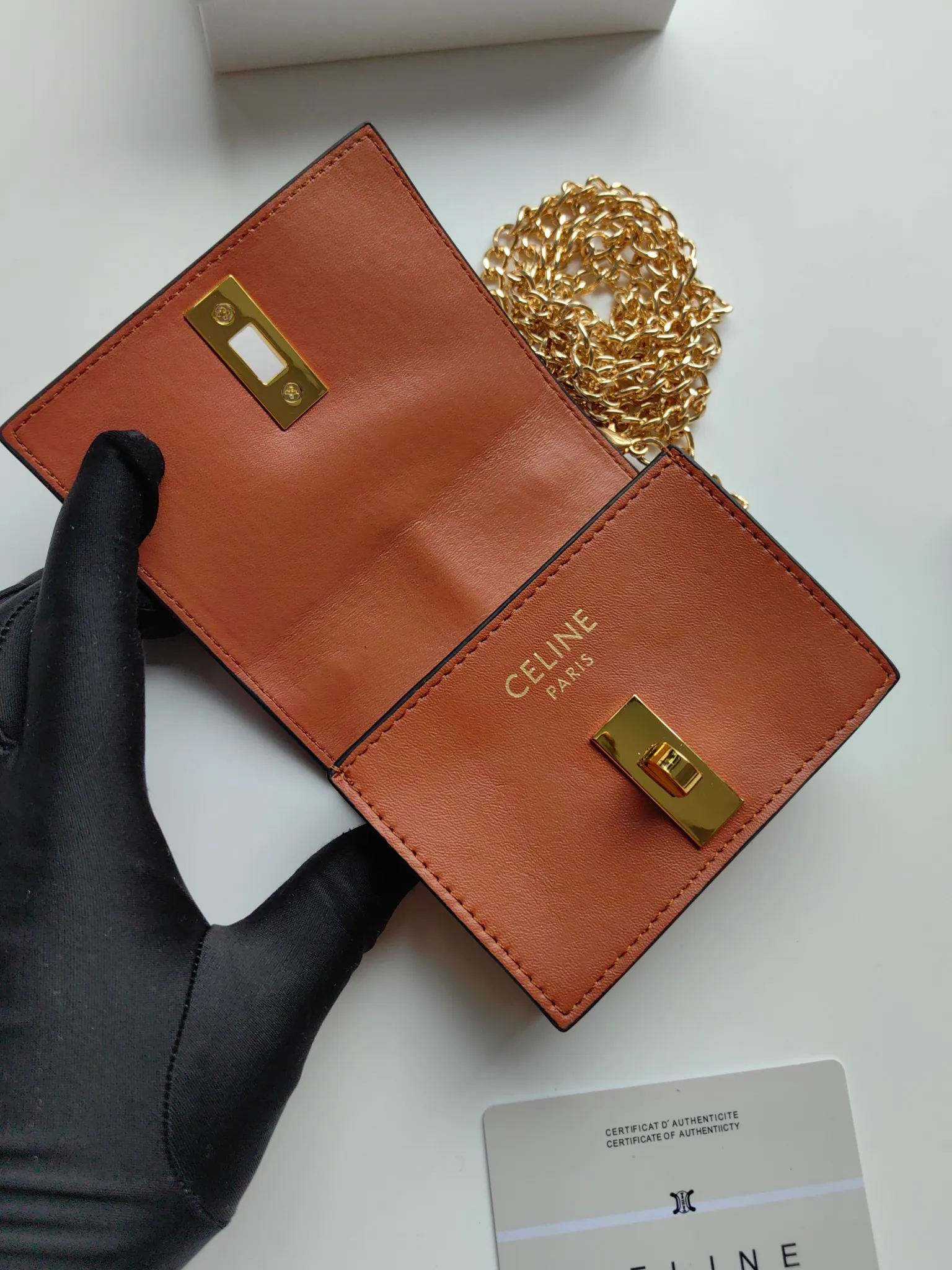 💰140 Celine's latest chain card holder, TRIOMPHE flip chain card holder, can be worn cross-body, classic pattern with plain microfiber interior, rotating lock closure, 1 thickened main compartment, 2 inner card slots. No.: 10M472 Size: 10.5x8.5x3 cm