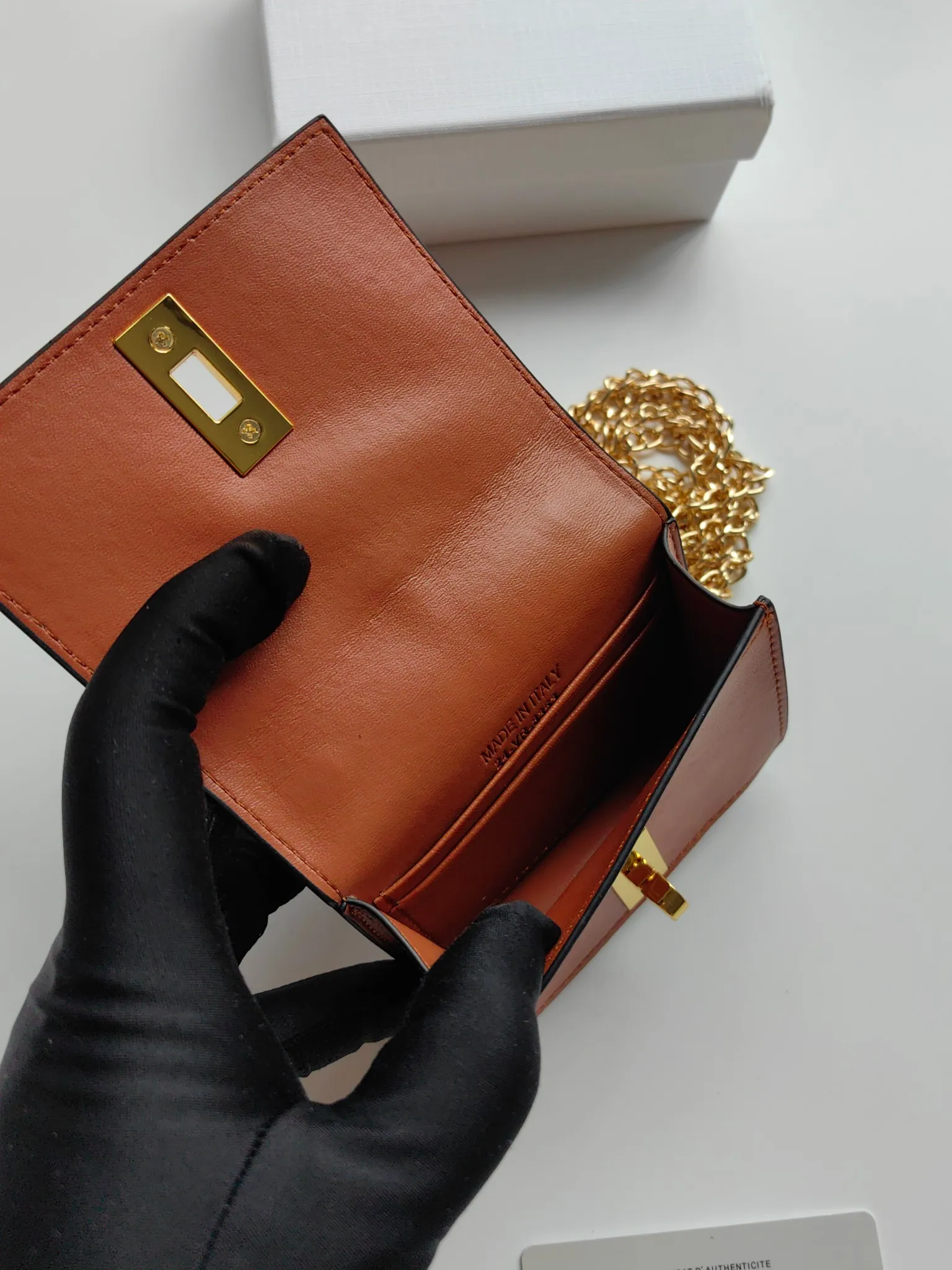 💰140 Celine's latest chain card holder, TRIOMPHE flip chain card holder, can be worn cross-body, classic pattern with plain microfiber interior, rotating lock closure, 1 thickened main compartment, 2 inner card slots. No.: 10M472 Size: 10.5x8.5x3 cm