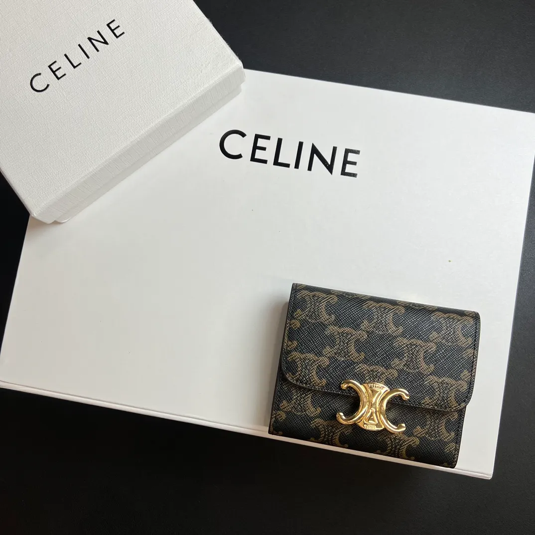 💰150 💎Top quality 🇫🇷 Arc de Triomphe 💓 𝗖𝗘𝗟𝗜𝗡𝗘 Arc de Triomphe wallet 2-in-1, full calfskin, second layer leather, non-super transferable ‼ ️ Celine’s new glossy cow leather short coin purse ❤️ TRIOMPHE metallic snaps A small item that enhances taste, a classic and popular model. It is good-looking and easy to use. It is small and portable. All kinds of bank cards and ID documents are easy to throw around. You no longer have to worry about not being able to find it. It is a daily essential item. 5 card slots, 1 banknote slot, 1 detachable card pocket. It is really full of everything even though it is small~ The wallet can be used for a long time without losing any money. The high-end packaging also gives you face, so go ahead. Model: 10l653DS3 / 16332 /10I653 Size: 9.5×7.5×3cm