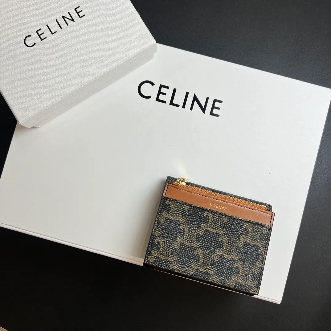 💰150 💎Top quality 🇫🇷 Arc de Triomphe 💓 𝗖𝗘𝗟𝗜𝗡𝗘 Arc de Triomphe wallet 2-in-1, full calfskin, second layer leather, non-super transferable ‼ ️ Celine’s new glossy cow leather short coin purse ❤️ TRIOMPHE metallic snaps A small item that enhances taste, a classic and popular model. It is good-looking and easy to use. It is small and portable. All kinds of bank cards and ID documents are easy to throw around. You no longer have to worry about not being able to find it. It is a daily essential item. 5 card slots, 1 banknote slot, 1 detachable card pocket. It is really full of everything even though it is small~ The wallet can be used for a long time without losing any money. The high-end packaging also gives you face, so go ahead. Model: 10l653DS3 / 16332 /10I653 Size: 9.5×7.5×3cm