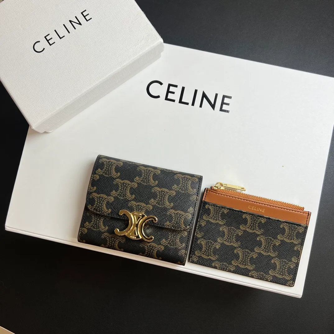💰150 💎Top quality 🇫🇷 Arc de Triomphe 💓 𝗖𝗘𝗟𝗜𝗡𝗘 Arc de Triomphe wallet 2-in-1, full calfskin, second layer leather, non-super transferable ‼ ️ Celine’s new glossy cow leather short coin purse ❤️ TRIOMPHE metallic snaps A small item that enhances taste, a classic and popular model. It is good-looking and easy to use. It is small and portable. All kinds of bank cards and ID documents are easy to throw around. You no longer have to worry about not being able to find it. It is a daily essential item. 5 card slots, 1 banknote slot, 1 detachable card pocket. It is really full of everything even though it is small~ The wallet can be used for a long time without losing any money. The high-end packaging also gives you face, so go ahead. Model: 10l653DS3 / 16332 /10I653 Size: 9.5×7.5×3cm