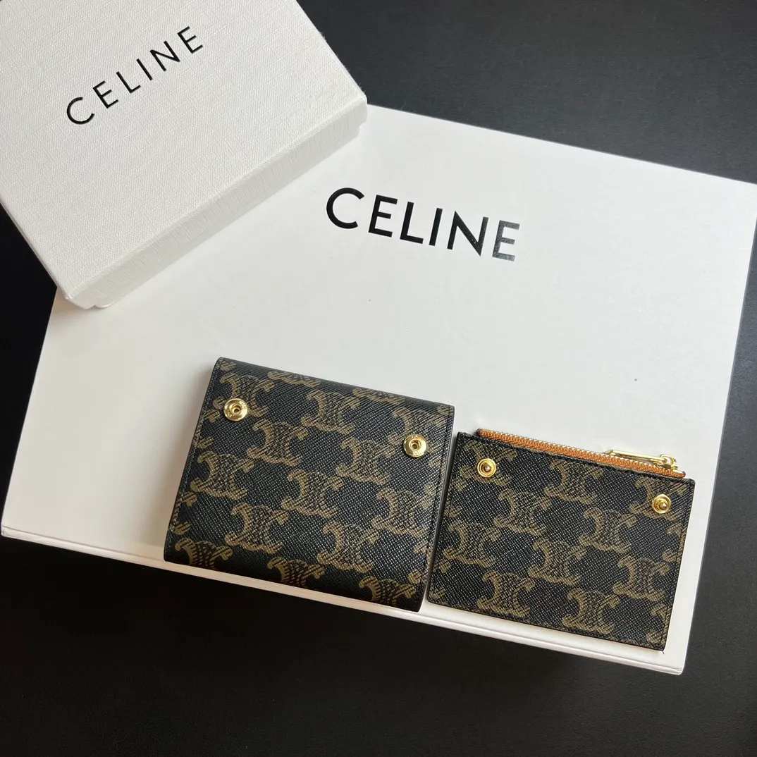💰150 💎Top quality 🇫🇷 Arc de Triomphe 💓 𝗖𝗘𝗟𝗜𝗡𝗘 Arc de Triomphe wallet 2-in-1, full calfskin, second layer leather, non-super transferable ‼ ️ Celine’s new glossy cow leather short coin purse ❤️ TRIOMPHE metallic snaps A small item that enhances taste, a classic and popular model. It is good-looking and easy to use. It is small and portable. All kinds of bank cards and ID documents are easy to throw around. You no longer have to worry about not being able to find it. It is a daily essential item. 5 card slots, 1 banknote slot, 1 detachable card pocket. It is really full of everything even though it is small~ The wallet can be used for a long time without losing any money. The high-end packaging also gives you face, so go ahead. Model: 10l653DS3 / 16332 /10I653 Size: 9.5×7.5×3cm