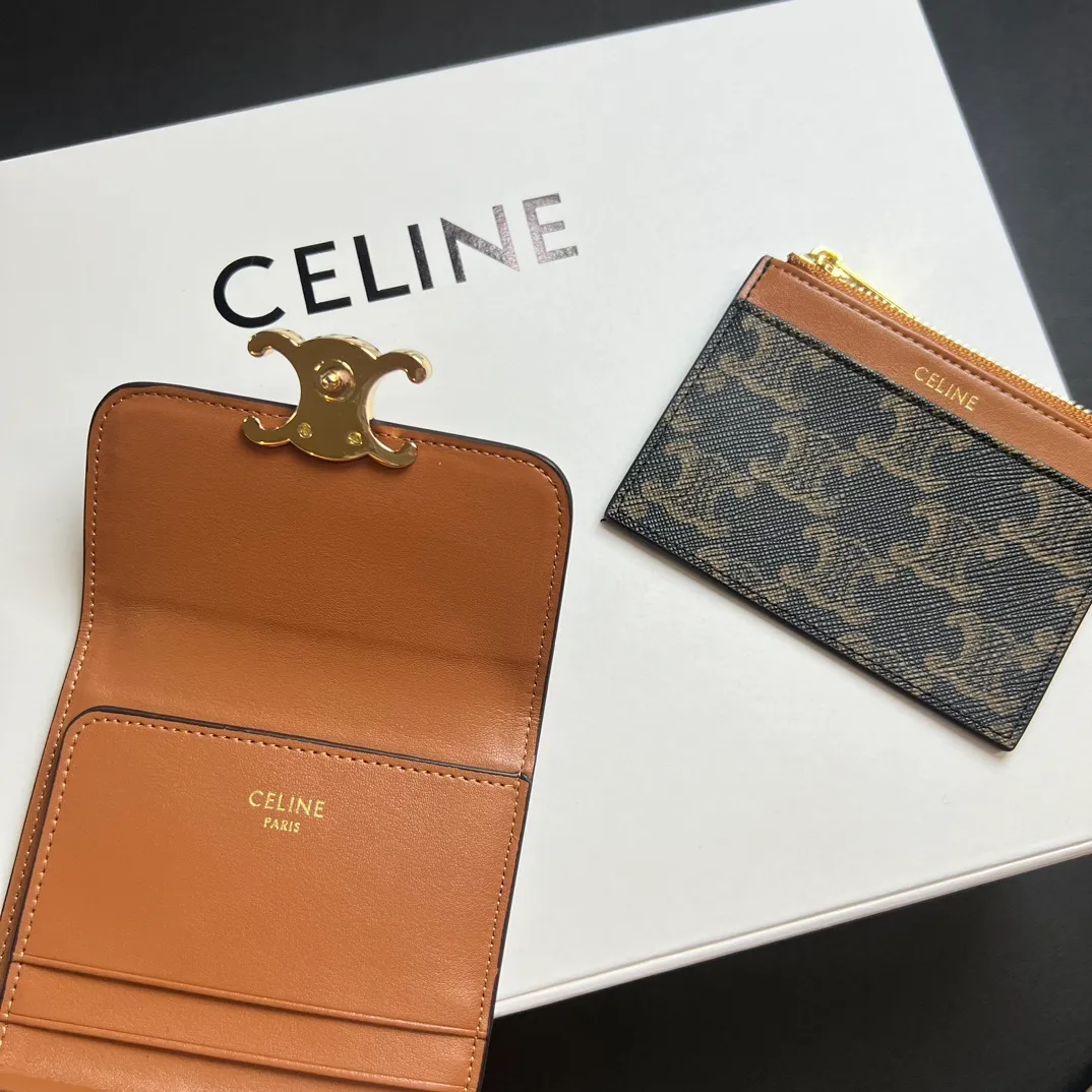 💰150 💎Top quality 🇫🇷 Arc de Triomphe 💓 𝗖𝗘𝗟𝗜𝗡𝗘 Arc de Triomphe wallet 2-in-1, full calfskin, second layer leather, non-super transferable ‼ ️ Celine’s new glossy cow leather short coin purse ❤️ TRIOMPHE metallic snaps A small item that enhances taste, a classic and popular model. It is good-looking and easy to use. It is small and portable. All kinds of bank cards and ID documents are easy to throw around. You no longer have to worry about not being able to find it. It is a daily essential item. 5 card slots, 1 banknote slot, 1 detachable card pocket. It is really full of everything even though it is small~ The wallet can be used for a long time without losing any money. The high-end packaging also gives you face, so go ahead. Model: 10l653DS3 / 16332 /10I653 Size: 9.5×7.5×3cm