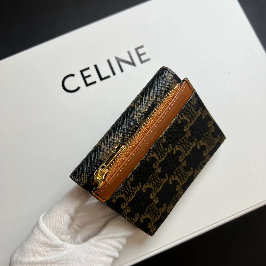 💰150 💎Top quality 🇫🇷 Arc de Triomphe 💓 𝗖𝗘𝗟𝗜𝗡𝗘 Arc de Triomphe wallet 2-in-1, full calfskin, second layer leather, non-super transferable ‼ ️ Celine’s new glossy cow leather short coin purse ❤️ TRIOMPHE metallic snaps A small item that enhances taste, a classic and popular model. It is good-looking and easy to use. It is small and portable. All kinds of bank cards and ID documents are easy to throw around. You no longer have to worry about not being able to find it. It is a daily essential item. 5 card slots, 1 banknote slot, 1 detachable card pocket. It is really full of everything even though it is small~ The wallet can be used for a long time without losing any money. The high-end packaging also gives you face, so go ahead. Model: 10l653DS3 / 16332 /10I653 Size: 9.5×7.5×3cm