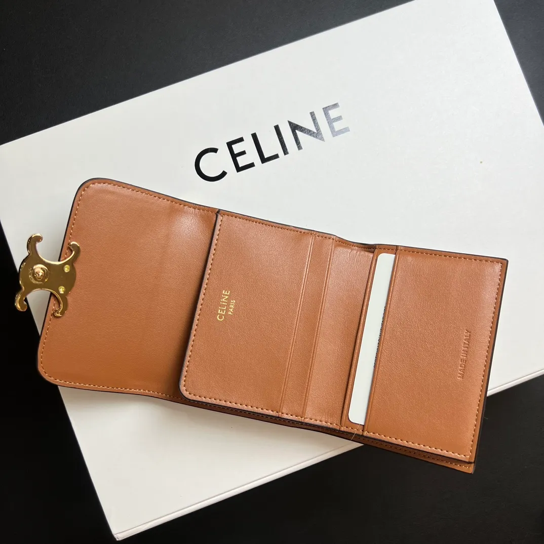 💰150 💎Top quality 🇫🇷 Arc de Triomphe 💓 𝗖𝗘𝗟𝗜𝗡𝗘 Arc de Triomphe wallet 2-in-1, full calfskin, second layer leather, non-super transferable ‼ ️ Celine’s new glossy cow leather short coin purse ❤️ TRIOMPHE metallic snaps A small item that enhances taste, a classic and popular model. It is good-looking and easy to use. It is small and portable. All kinds of bank cards and ID documents are easy to throw around. You no longer have to worry about not being able to find it. It is a daily essential item. 5 card slots, 1 banknote slot, 1 detachable card pocket. It is really full of everything even though it is small~ The wallet can be used for a long time without losing any money. The high-end packaging also gives you face, so go ahead. Model: 10l653DS3 / 16332 /10I653 Size: 9.5×7.5×3cm