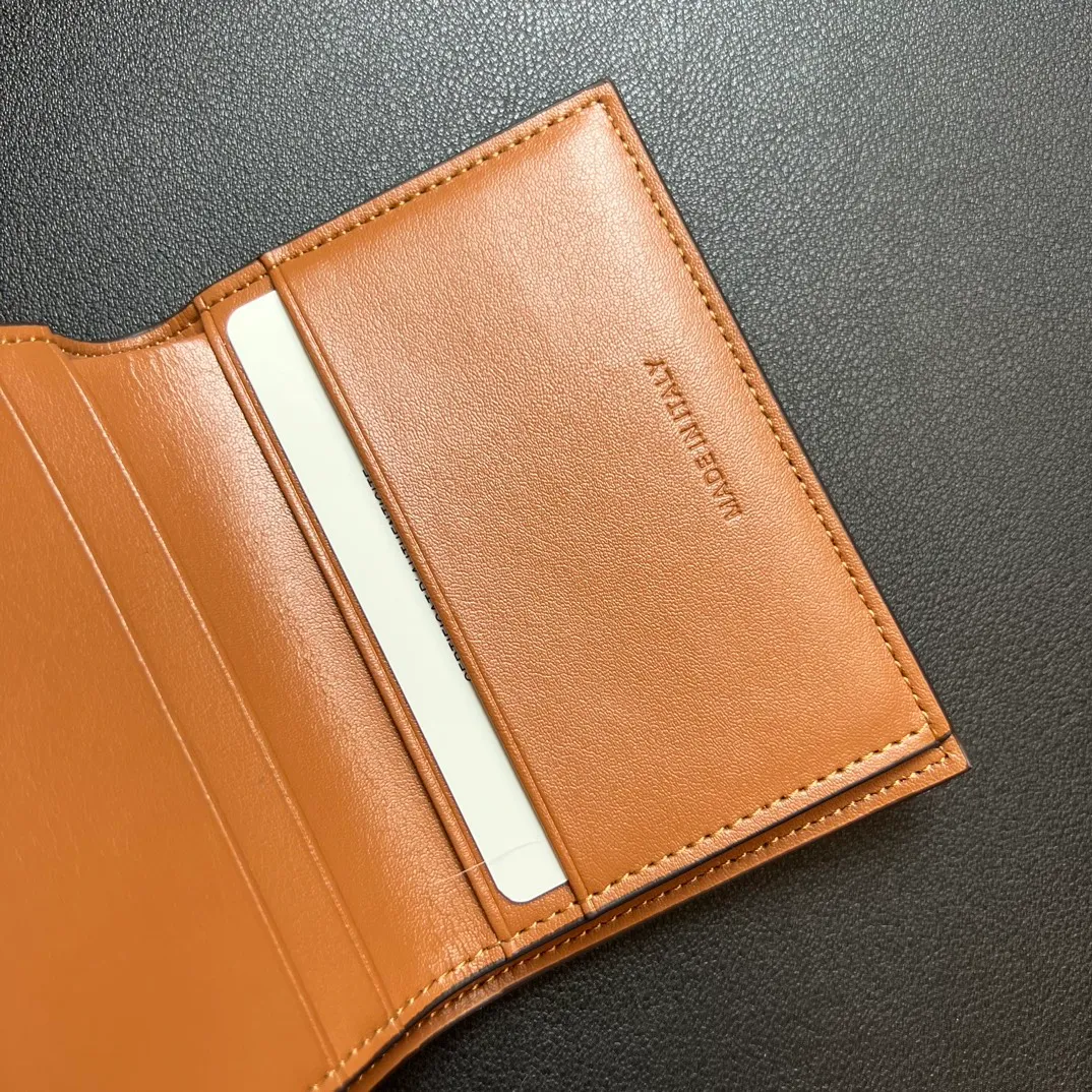 💰150 💎Top quality 🇫🇷 Arc de Triomphe 💓 𝗖𝗘𝗟𝗜𝗡𝗘 Arc de Triomphe wallet 2-in-1, full calfskin, second layer leather, non-super transferable ‼ ️ Celine’s new glossy cow leather short coin purse ❤️ TRIOMPHE metallic snaps A small item that enhances taste, a classic and popular model. It is good-looking and easy to use. It is small and portable. All kinds of bank cards and ID documents are easy to throw around. You no longer have to worry about not being able to find it. It is a daily essential item. 5 card slots, 1 banknote slot, 1 detachable card pocket. It is really full of everything even though it is small~ The wallet can be used for a long time without losing any money. The high-end packaging also gives you face, so go ahead. Model: 10l653DS3 / 16332 /10I653 Size: 9.5×7.5×3cm