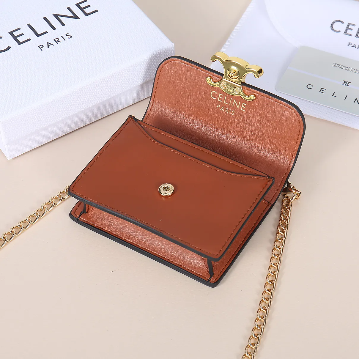 💰170, Celine's new chain TRIOMPHE business card bag, which can be worn cross-body, has a large cowhide surface with plain microfiber, gold-finished TRIOMPHE metal snap closure, 1 thickened main compartment, and 3 inner card slots. No.: 10N062 Size: 10.5x8.5x3 cm