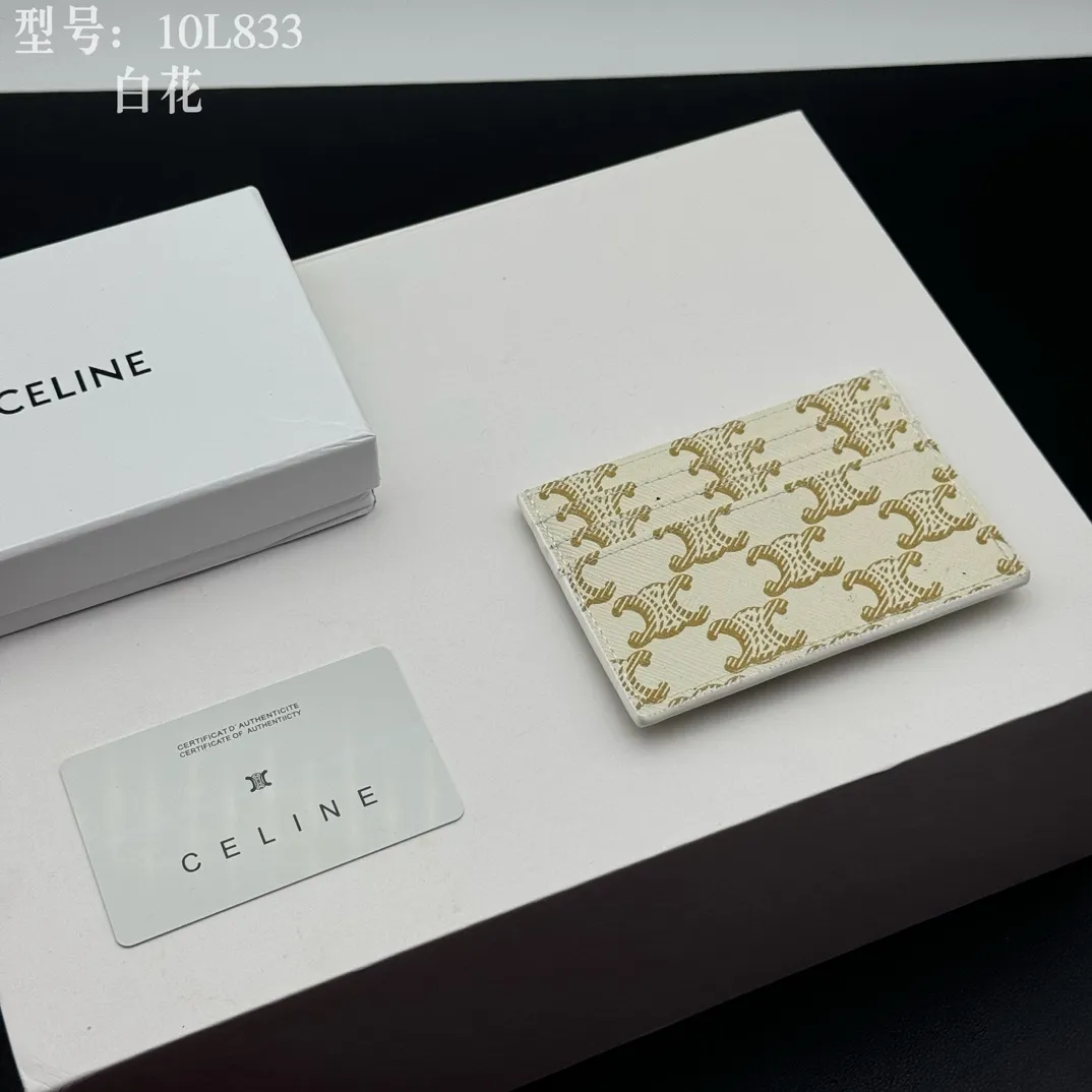 💰90 💎Top quality high version calf leather 💌 𝗖𝗘𝗟𝗜𝗡𝗘 | 𝗧𝗥𝗜𝗢𝗠𝗣𝗛𝗘 Arc de Triomphe small card holder 〰️ Celine's new embossed logo card holder, made of first-layer cowhide, two card slots + one middle pocket. Style number: 10L833 Size: 10.5×7cm