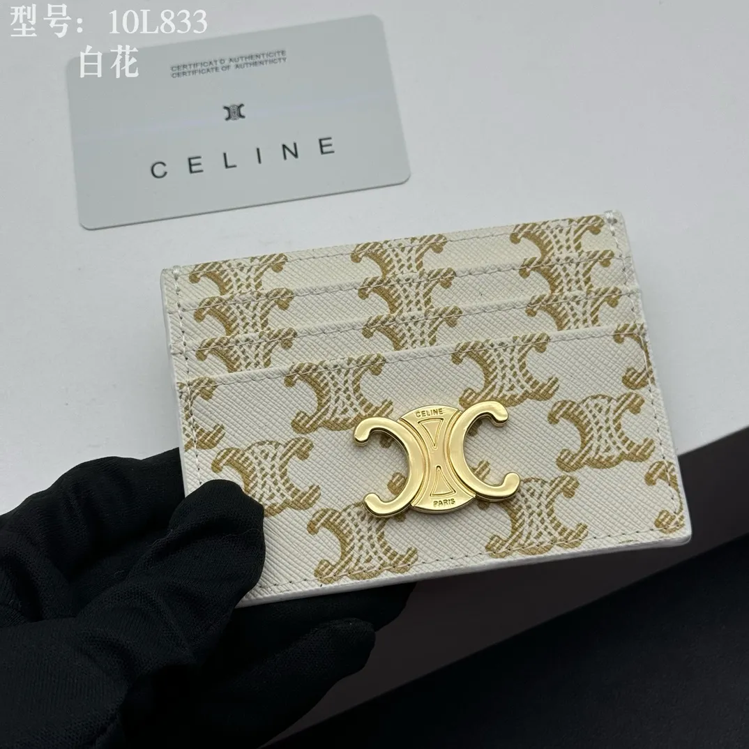 💰90 💎Top quality high version calf leather 💌 𝗖𝗘𝗟𝗜𝗡𝗘 | 𝗧𝗥𝗜𝗢𝗠𝗣𝗛𝗘 Arc de Triomphe small card holder 〰️ Celine's new embossed logo card holder, made of first-layer cowhide, two card slots + one middle pocket. Style number: 10L833 Size: 10.5×7cm