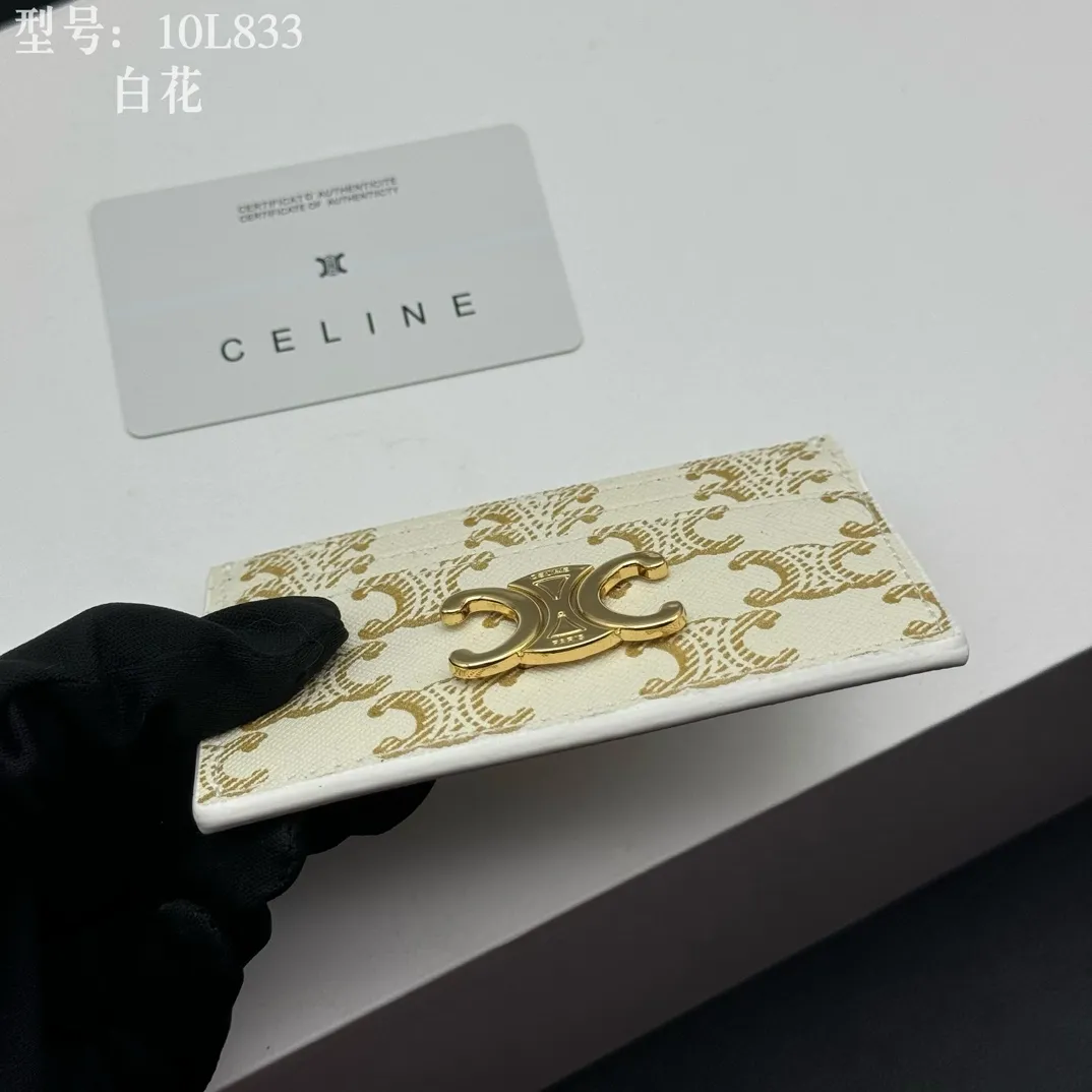 💰90 💎Top quality high version calf leather 💌 𝗖𝗘𝗟𝗜𝗡𝗘 | 𝗧𝗥𝗜𝗢𝗠𝗣𝗛𝗘 Arc de Triomphe small card holder 〰️ Celine's new embossed logo card holder, made of first-layer cowhide, two card slots + one middle pocket. Style number: 10L833 Size: 10.5×7cm