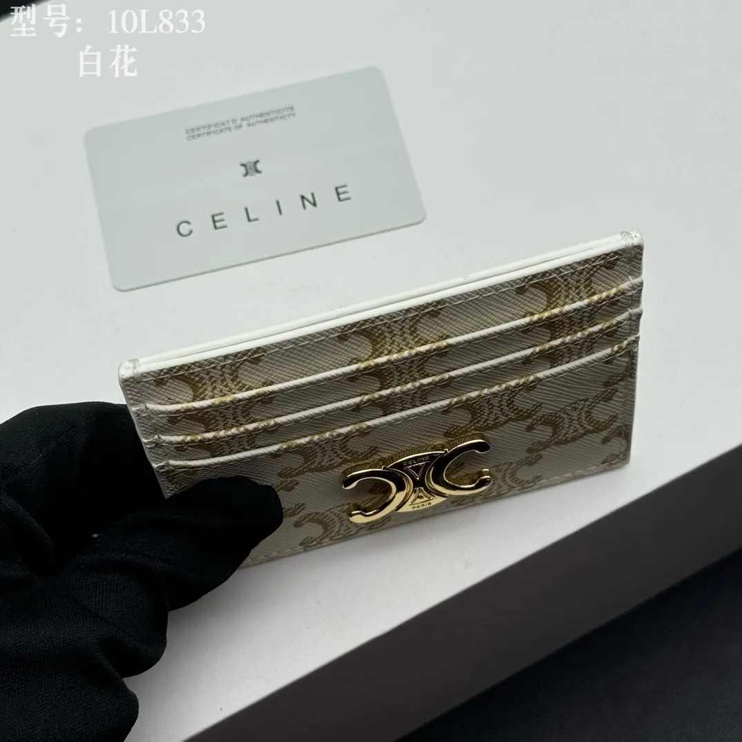 💰90 💎Top quality high version calf leather 💌 𝗖𝗘𝗟𝗜𝗡𝗘 | 𝗧𝗥𝗜𝗢𝗠𝗣𝗛𝗘 Arc de Triomphe small card holder 〰️ Celine's new embossed logo card holder, made of first-layer cowhide, two card slots + one middle pocket. Style number: 10L833 Size: 10.5×7cm