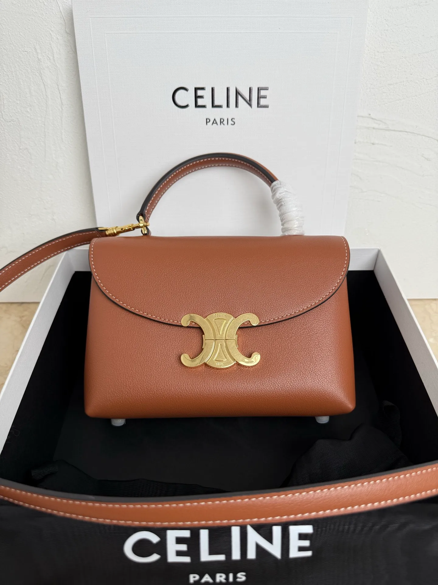p1500 new product online 🅰️🅰️CE Arc de Triomphe kelly handbag 👜 The new Arc de Triomphe storage bag is full of high-end feeling! Simple and exquisite outline, whether it is calm black, low-key brown, classic presbyopia color scheme, etc... all exude an unparalleled sense of luxury ❤️ The lines of kelly's classic shape are simple and elegant, without unnecessary decoration, showing the aesthetic charm🫶🏻 Style number: 118113 Size: 20.5x13x8 (with original packaging)