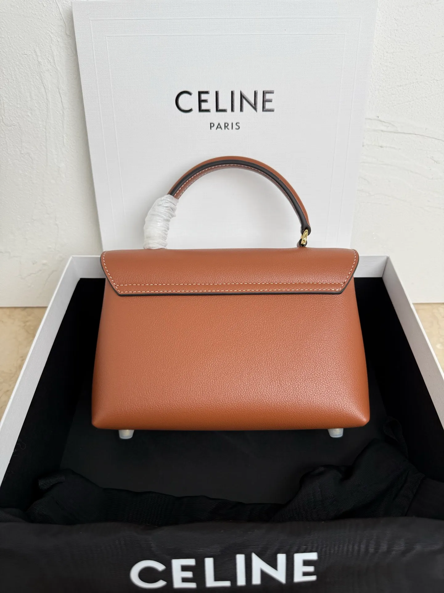 p1500 new product online 🅰️🅰️CE Arc de Triomphe kelly handbag 👜 The new Arc de Triomphe storage bag is full of high-end feeling! Simple and exquisite outline, whether it is calm black, low-key brown, classic presbyopia color scheme, etc... all exude an unparalleled sense of luxury ❤️ The lines of kelly's classic shape are simple and elegant, without unnecessary decoration, showing the aesthetic charm🫶🏻 Style number: 118113 Size: 20.5x13x8 (with original packaging)