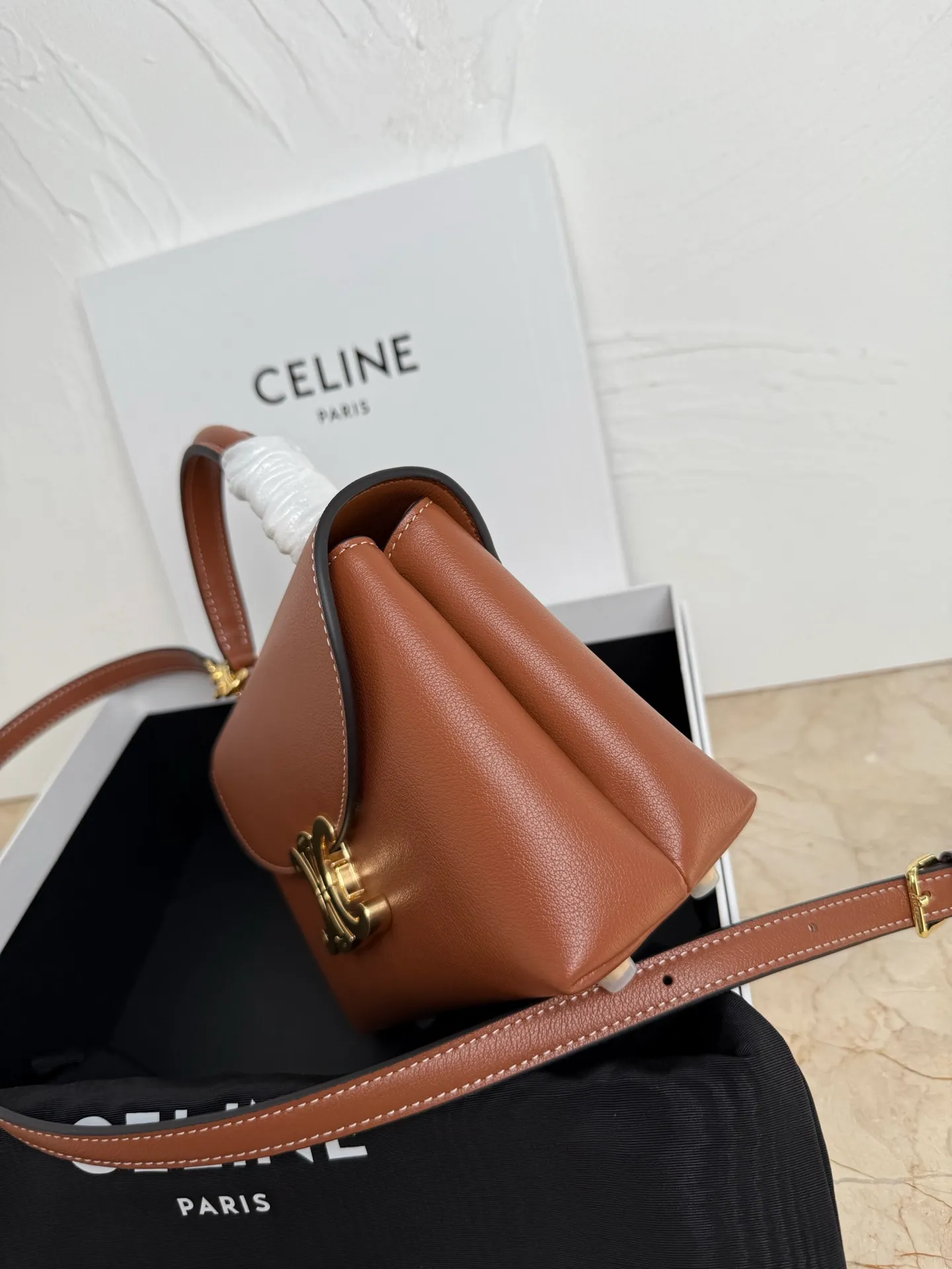 p1500 new product online 🅰️🅰️CE Arc de Triomphe kelly handbag 👜 The new Arc de Triomphe storage bag is full of high-end feeling! Simple and exquisite outline, whether it is calm black, low-key brown, classic presbyopia color scheme, etc... all exude an unparalleled sense of luxury ❤️ The lines of kelly's classic shape are simple and elegant, without unnecessary decoration, showing the aesthetic charm🫶🏻 Style number: 118113 Size: 20.5x13x8 (with original packaging)
