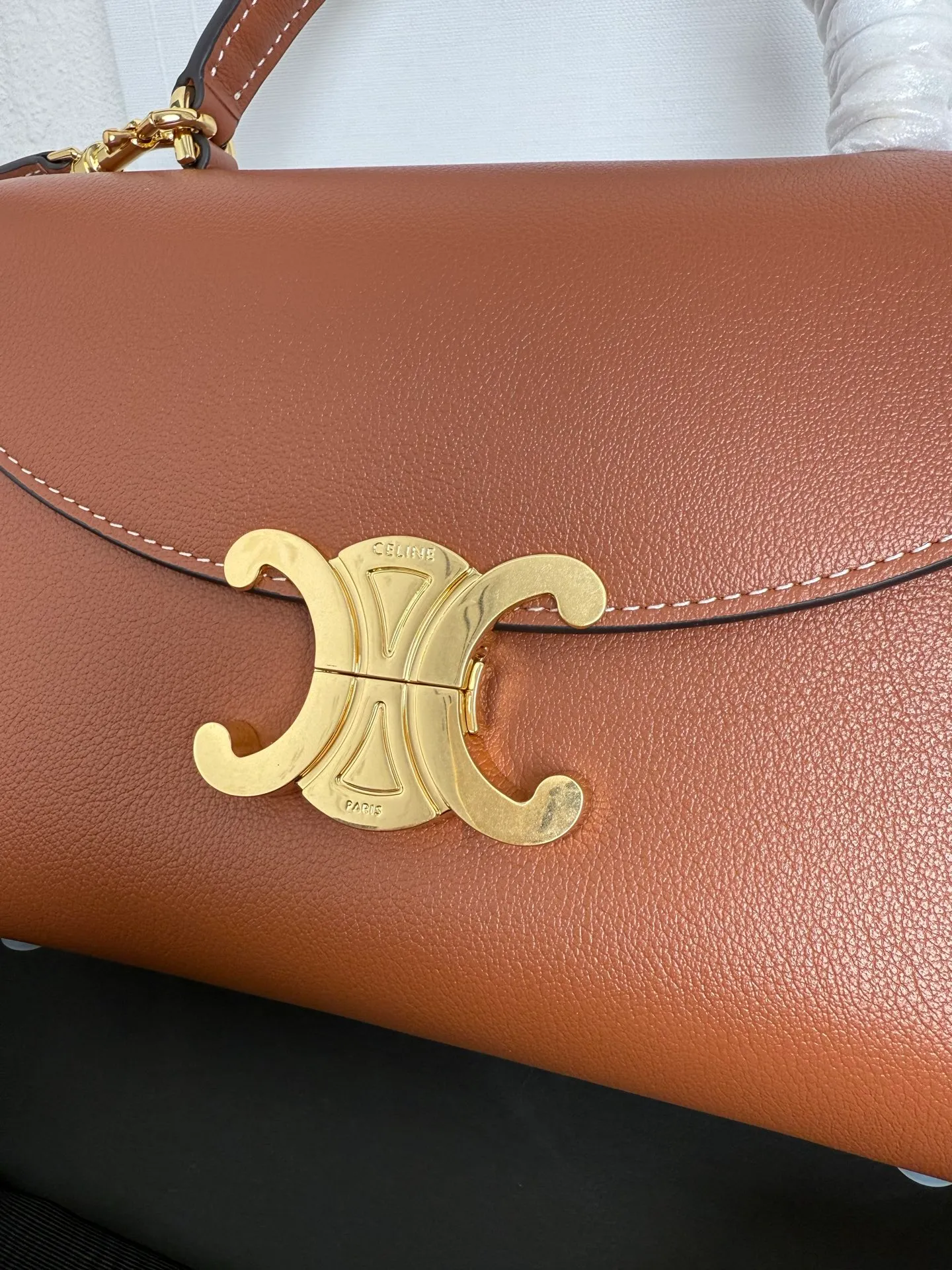 p1500 new product online 🅰️🅰️CE Arc de Triomphe kelly handbag 👜 The new Arc de Triomphe storage bag is full of high-end feeling! Simple and exquisite outline, whether it is calm black, low-key brown, classic presbyopia color scheme, etc... all exude an unparalleled sense of luxury ❤️ The lines of kelly's classic shape are simple and elegant, without unnecessary decoration, showing the aesthetic charm🫶🏻 Style number: 118113 Size: 20.5x13x8 (with original packaging)