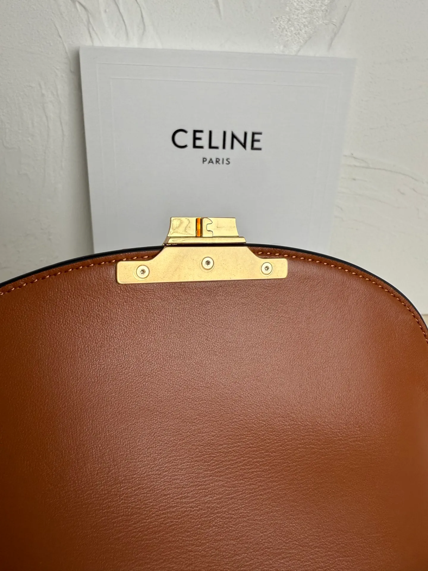 p1500 new product online 🅰️🅰️CE Arc de Triomphe kelly handbag 👜 The new Arc de Triomphe storage bag is full of high-end feeling! Simple and exquisite outline, whether it is calm black, low-key brown, classic presbyopia color scheme, etc... all exude an unparalleled sense of luxury ❤️ The lines of kelly's classic shape are simple and elegant, without unnecessary decoration, showing the aesthetic charm🫶🏻 Style number: 118113 Size: 20.5x13x8 (with original packaging)