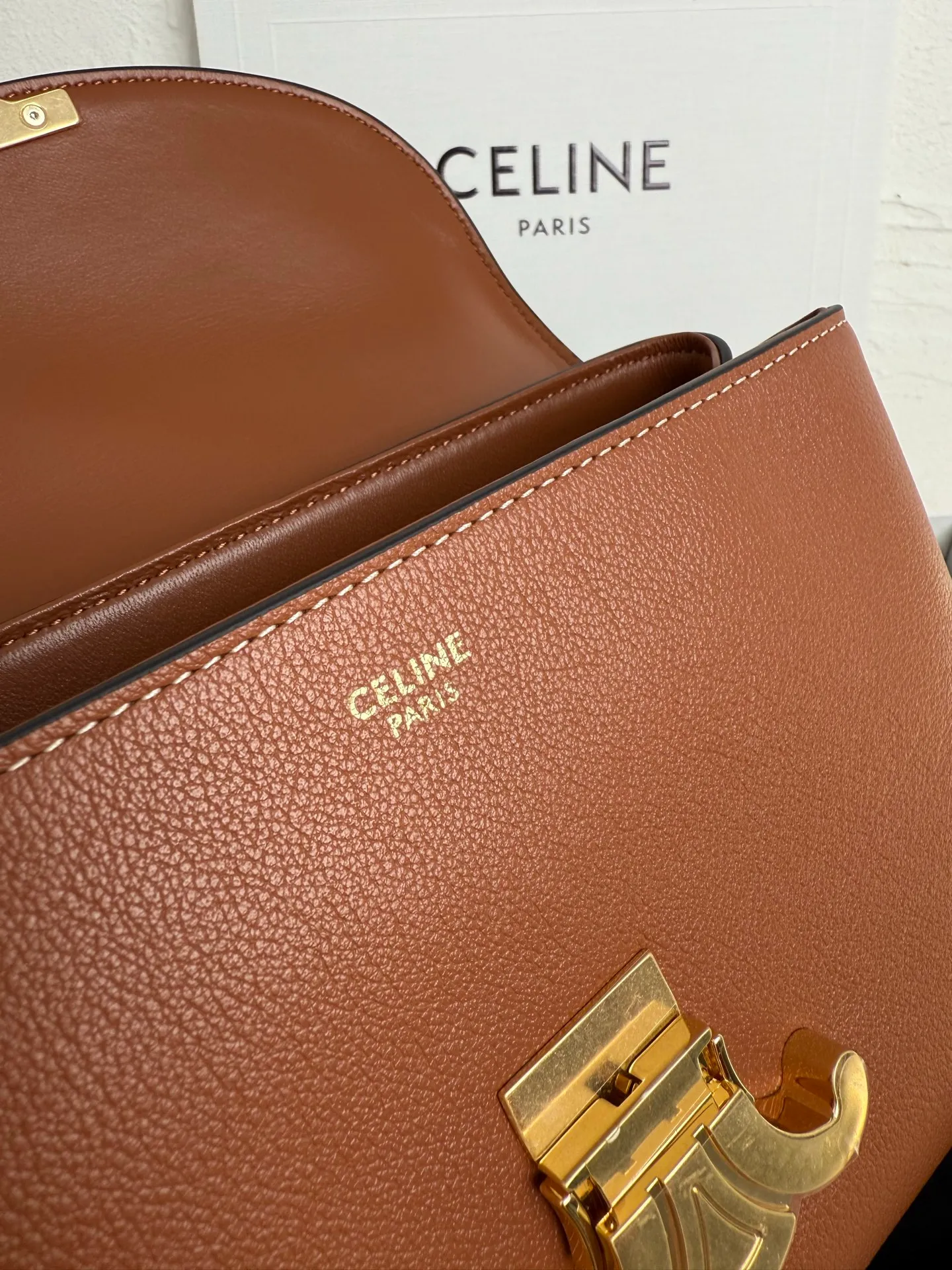 p1500 new product online 🅰️🅰️CE Arc de Triomphe kelly handbag 👜 The new Arc de Triomphe storage bag is full of high-end feeling! Simple and exquisite outline, whether it is calm black, low-key brown, classic presbyopia color scheme, etc... all exude an unparalleled sense of luxury ❤️ The lines of kelly's classic shape are simple and elegant, without unnecessary decoration, showing the aesthetic charm🫶🏻 Style number: 118113 Size: 20.5x13x8 (with original packaging)