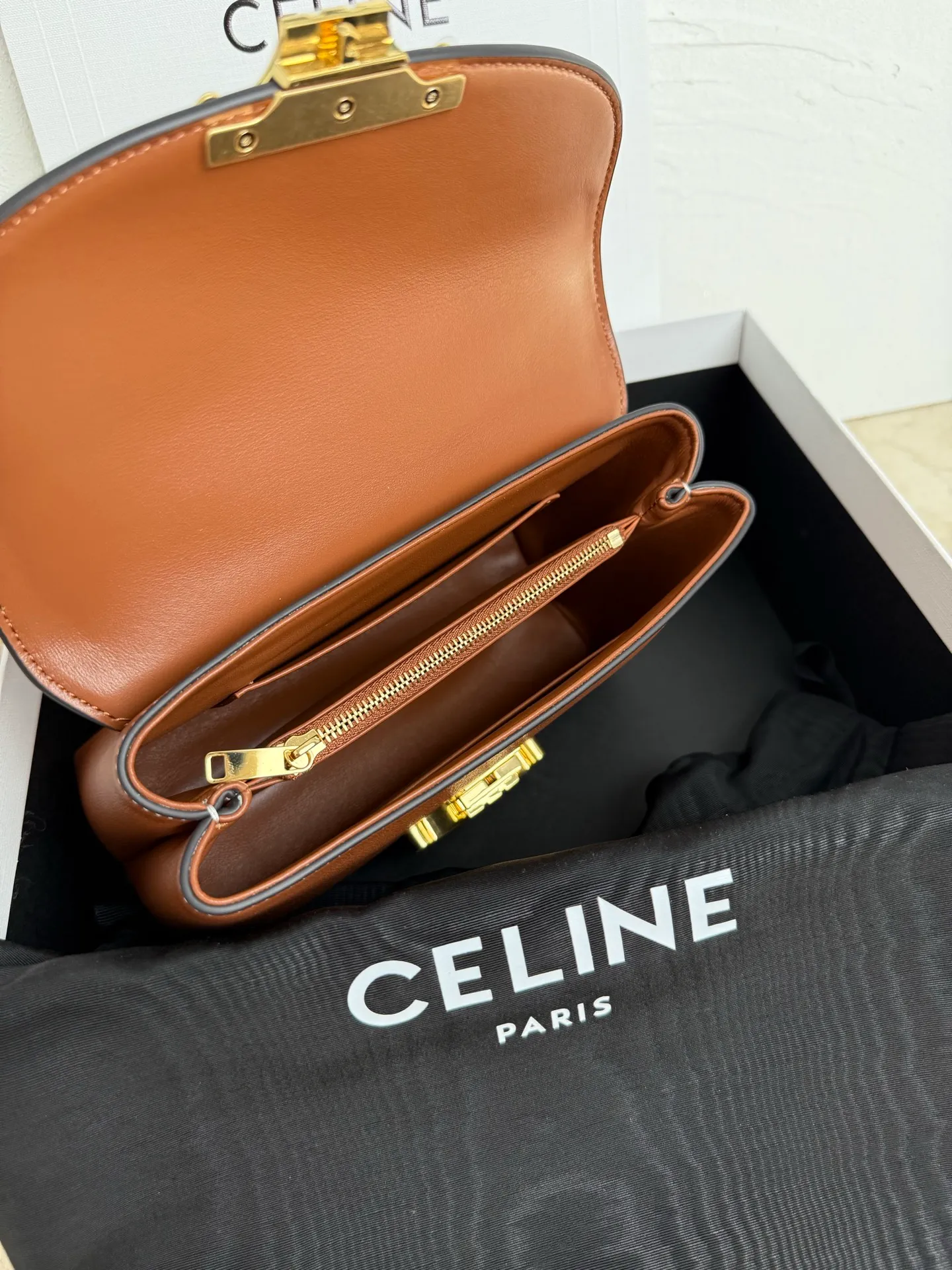 p1500 new product online 🅰️🅰️CE Arc de Triomphe kelly handbag 👜 The new Arc de Triomphe storage bag is full of high-end feeling! Simple and exquisite outline, whether it is calm black, low-key brown, classic presbyopia color scheme, etc... all exude an unparalleled sense of luxury ❤️ The lines of kelly's classic shape are simple and elegant, without unnecessary decoration, showing the aesthetic charm🫶🏻 Style number: 118113 Size: 20.5x13x8 (with original packaging)