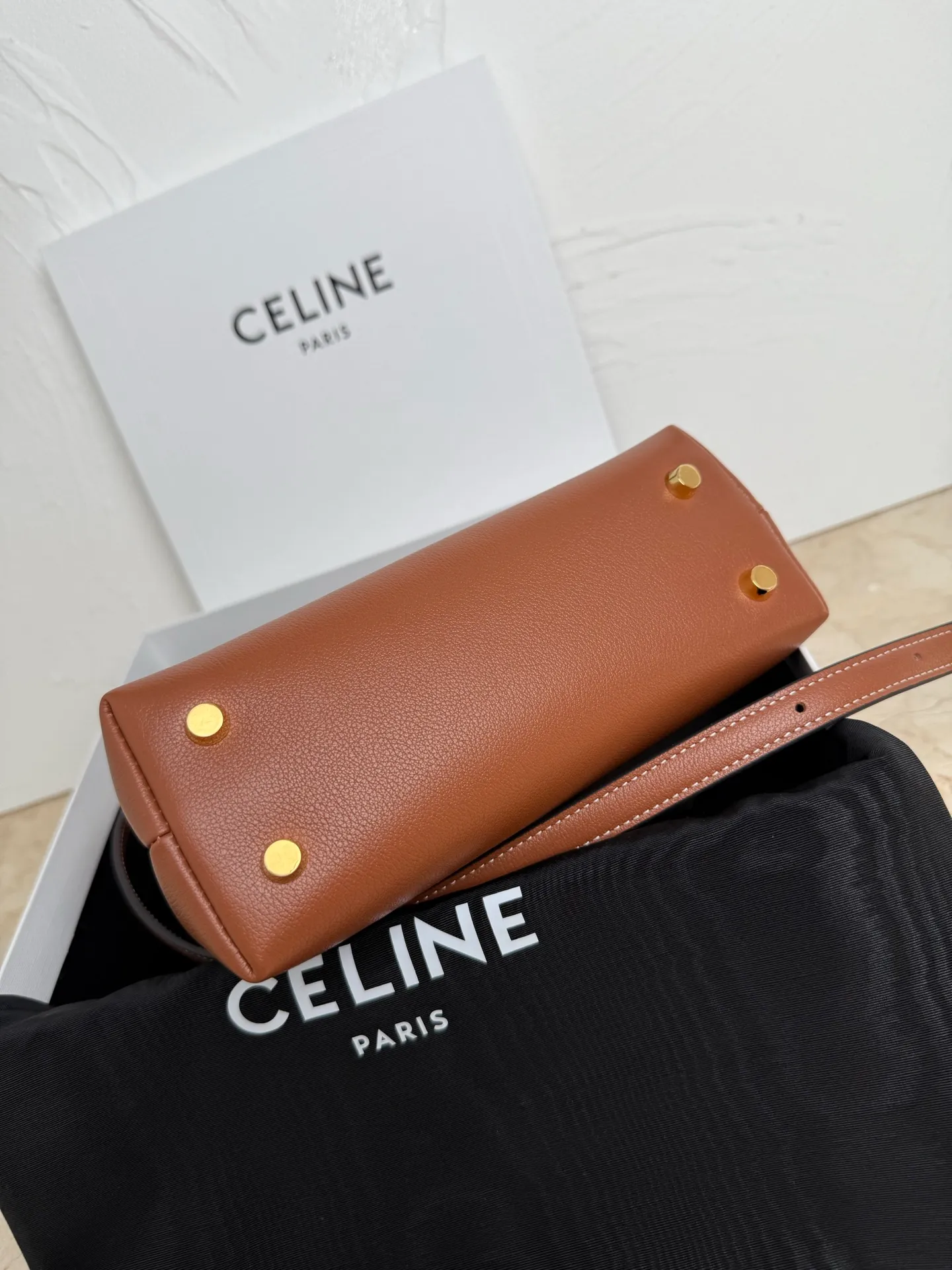 p1500 new product online 🅰️🅰️CE Arc de Triomphe kelly handbag 👜 The new Arc de Triomphe storage bag is full of high-end feeling! Simple and exquisite outline, whether it is calm black, low-key brown, classic presbyopia color scheme, etc... all exude an unparalleled sense of luxury ❤️ The lines of kelly's classic shape are simple and elegant, without unnecessary decoration, showing the aesthetic charm🫶🏻 Style number: 118113 Size: 20.5x13x8 (with original packaging)