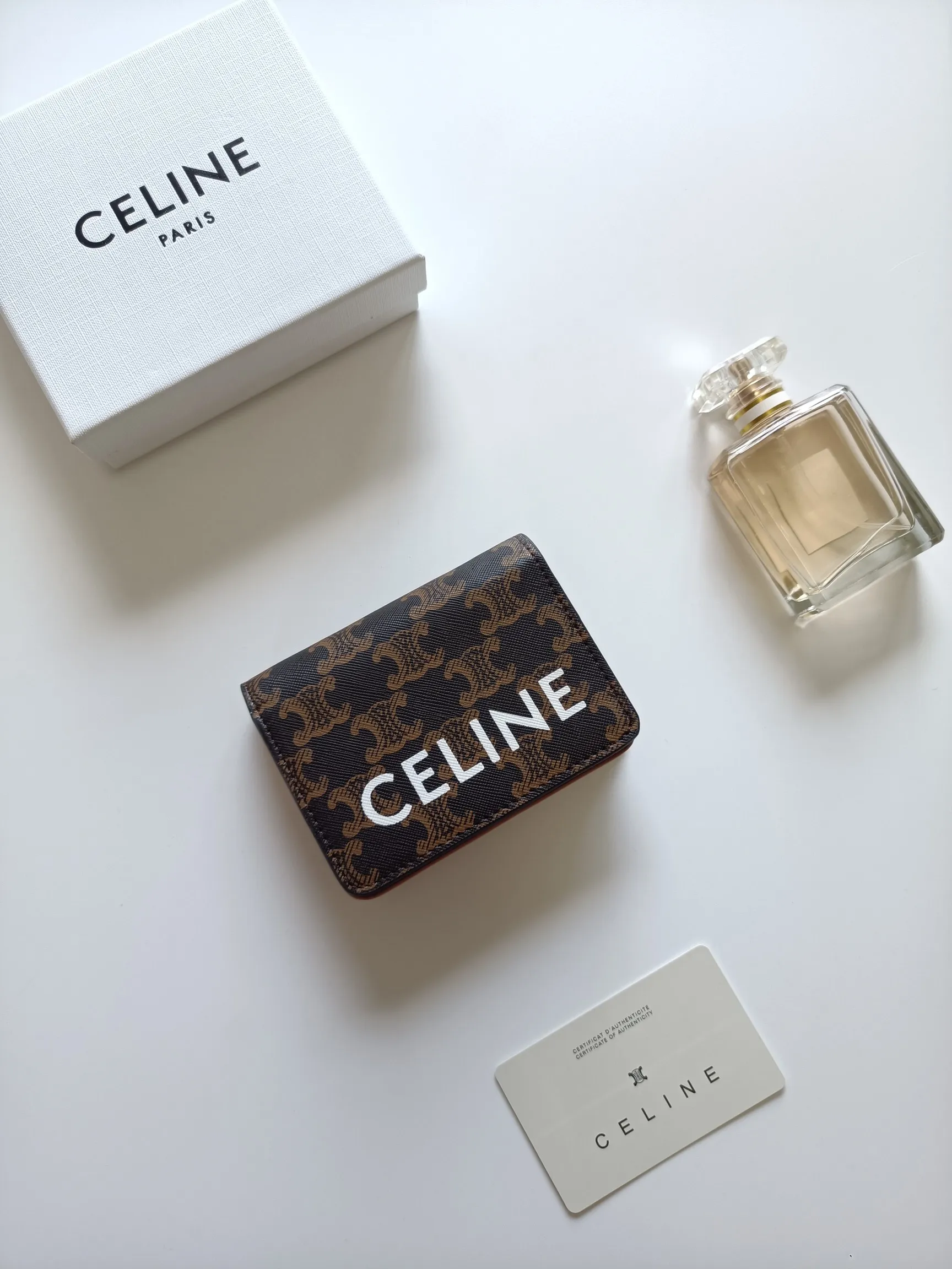 ￥140 Celine classic card holder, TRIOMPHE business card holder, large cowhide interior with plain microfiber TRIOMPHE CANVAS logo print, gold finish TRIOMPHE metal snap closure, 1 zipper coin pocket, 5 card slots, 1 banknote pocket, 1 flat pocket No.: 10K623 Size: 11 X 9 X 3cm