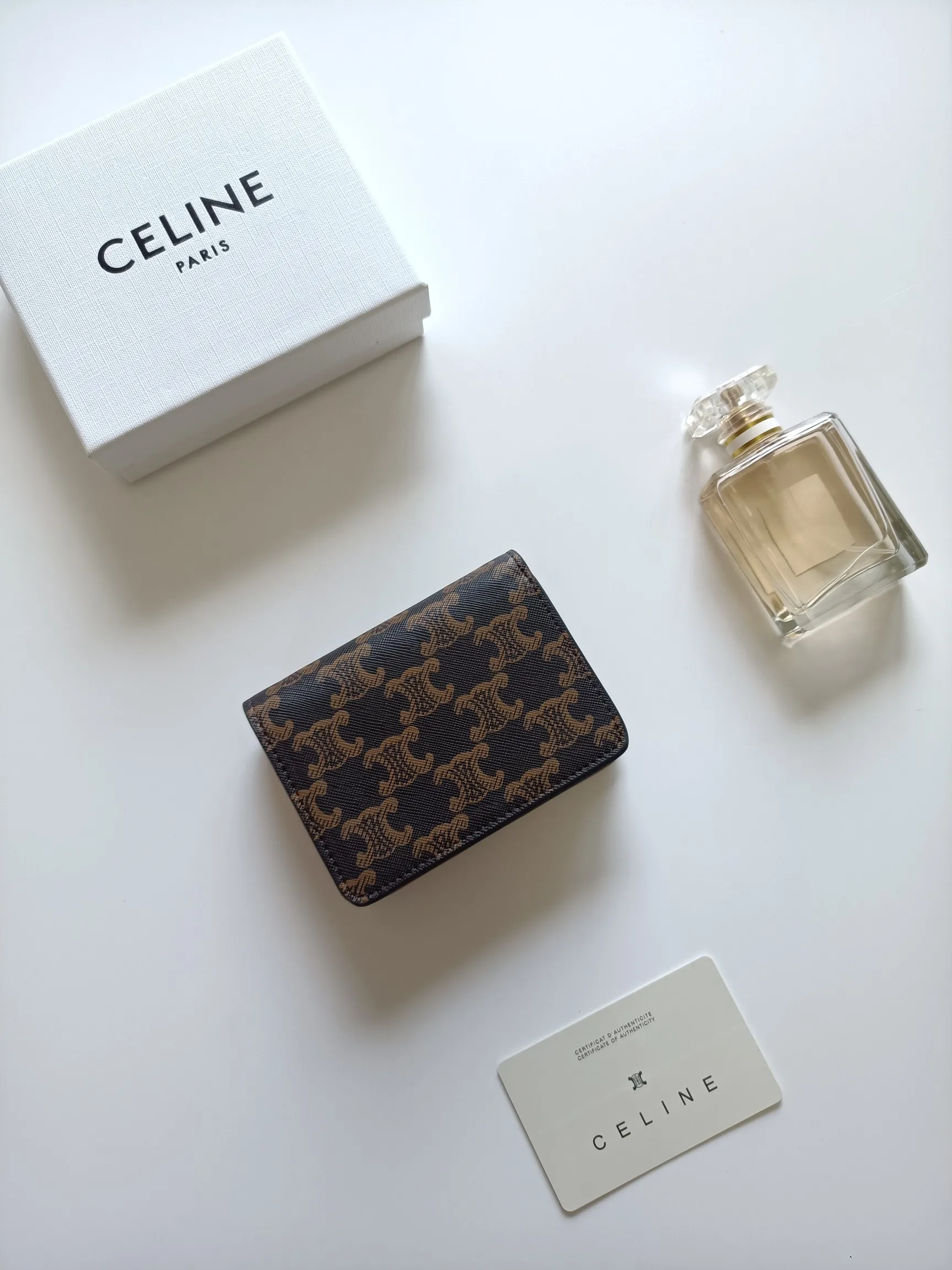 ￥140 Celine classic card holder, TRIOMPHE business card holder, large cowhide interior with plain microfiber TRIOMPHE CANVAS logo print, gold finish TRIOMPHE metal snap closure, 1 zipper coin pocket, 5 card slots, 1 banknote pocket, 1 flat pocket No.: 10K623 Size: 11 X 9 X 3cm