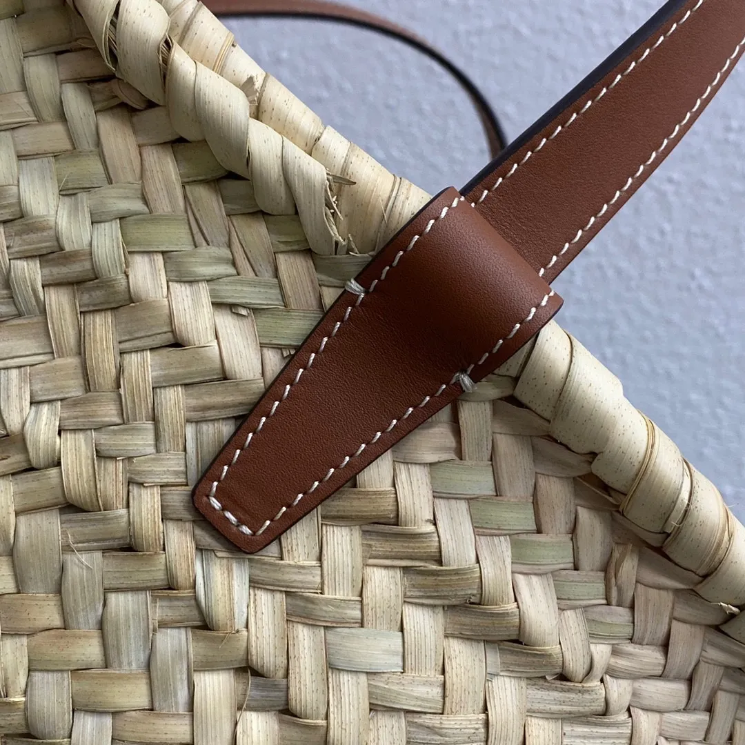 New product launched 🅰️🅰️ C’s new style vegetable basket, this one is similar to C’s old vegetable basket. The biggest difference is that it has a handle design and the colors are more popular this year. Style: Casual style, holiday style. Matching: Suitable for daily casual style, perfect for travel, beach and picnic. Capacity: Extra large capacity, super practical. Style number: 194002 Size: 19-20-10 Brown