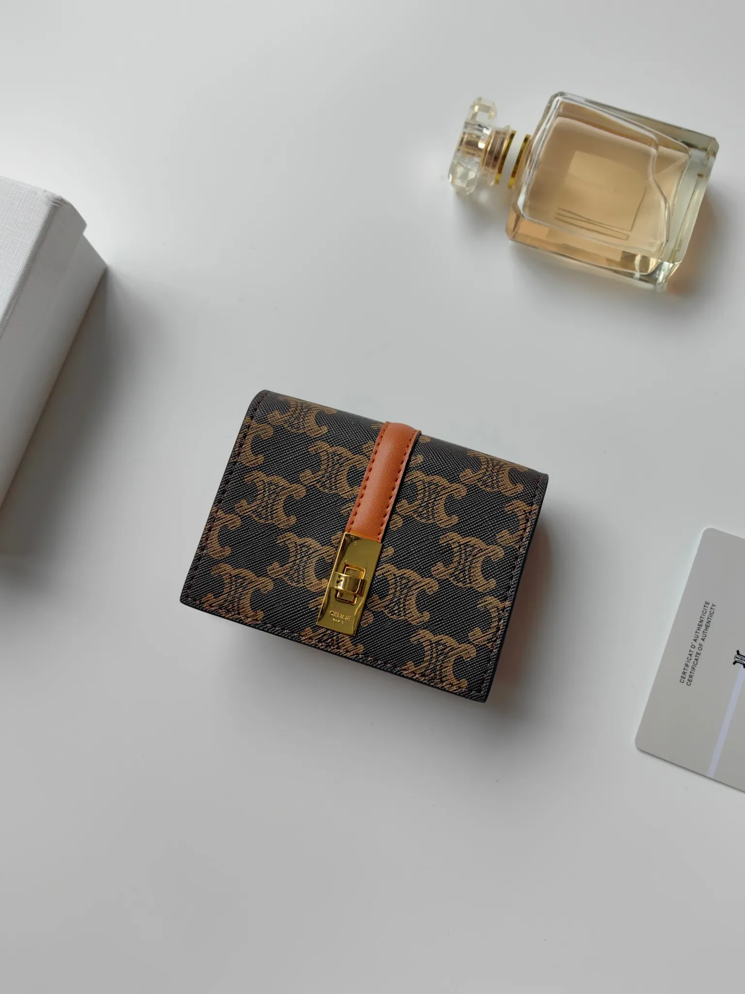 💰130, Celine's new card holder, TRIOMPHE flip card holder, classic pattern with plain microfiber inside, rotating lock closure, 1 thickened main compartment, 2 inner card slots. No.: 10M473 Size: 10.5x8.5x3 cm