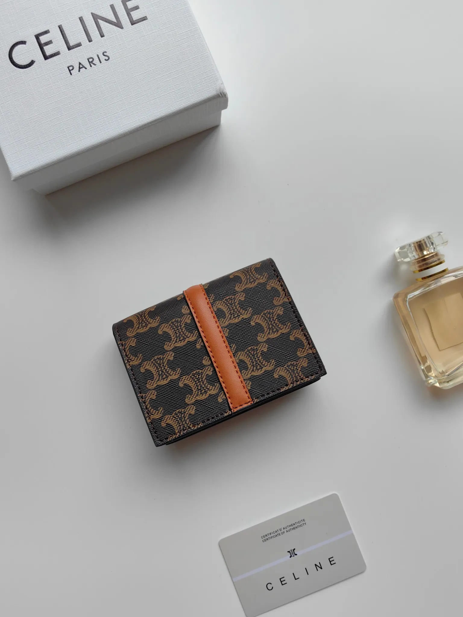 💰130, Celine's new card holder, TRIOMPHE flip card holder, classic pattern with plain microfiber inside, rotating lock closure, 1 thickened main compartment, 2 inner card slots. No.: 10M473 Size: 10.5x8.5x3 cm
