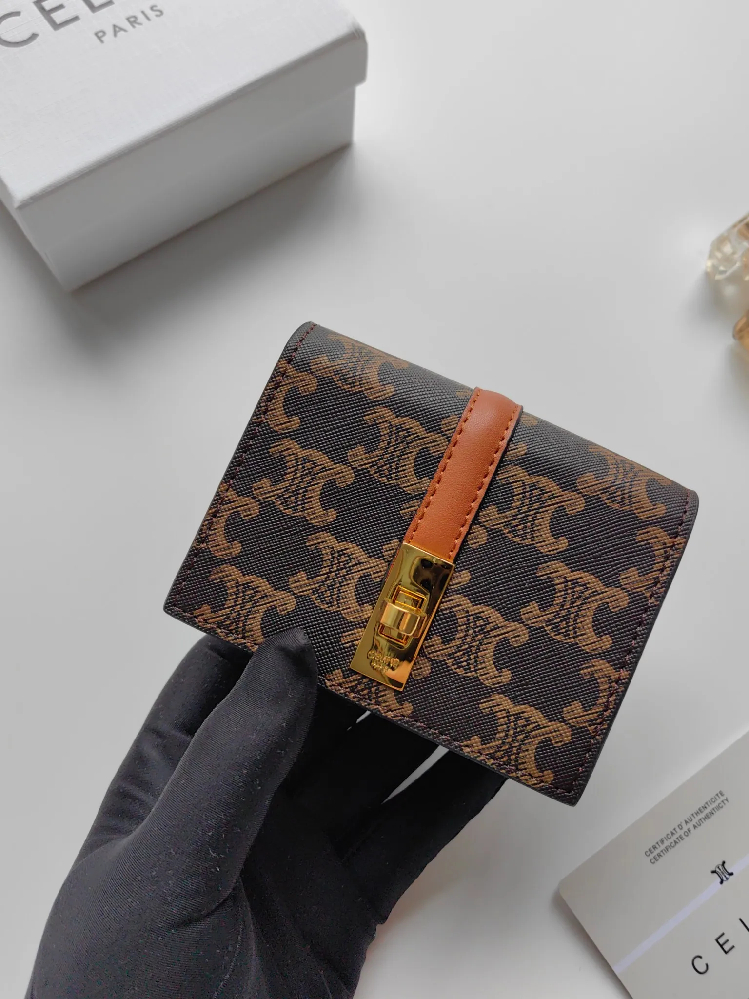💰130, Celine's new card holder, TRIOMPHE flip card holder, classic pattern with plain microfiber inside, rotating lock closure, 1 thickened main compartment, 2 inner card slots. No.: 10M473 Size: 10.5x8.5x3 cm