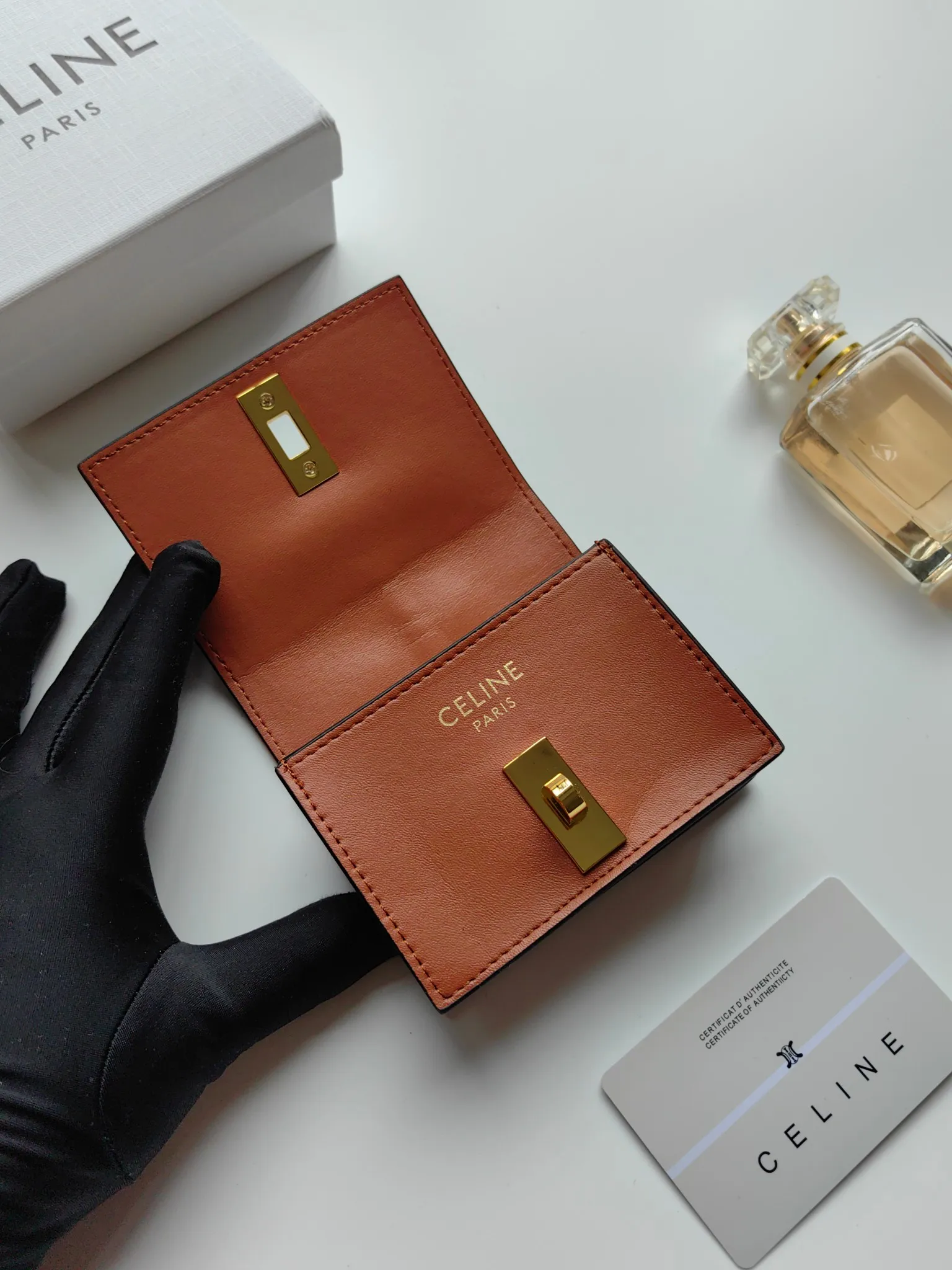 💰130, Celine's new card holder, TRIOMPHE flip card holder, classic pattern with plain microfiber inside, rotating lock closure, 1 thickened main compartment, 2 inner card slots. No.: 10M473 Size: 10.5x8.5x3 cm