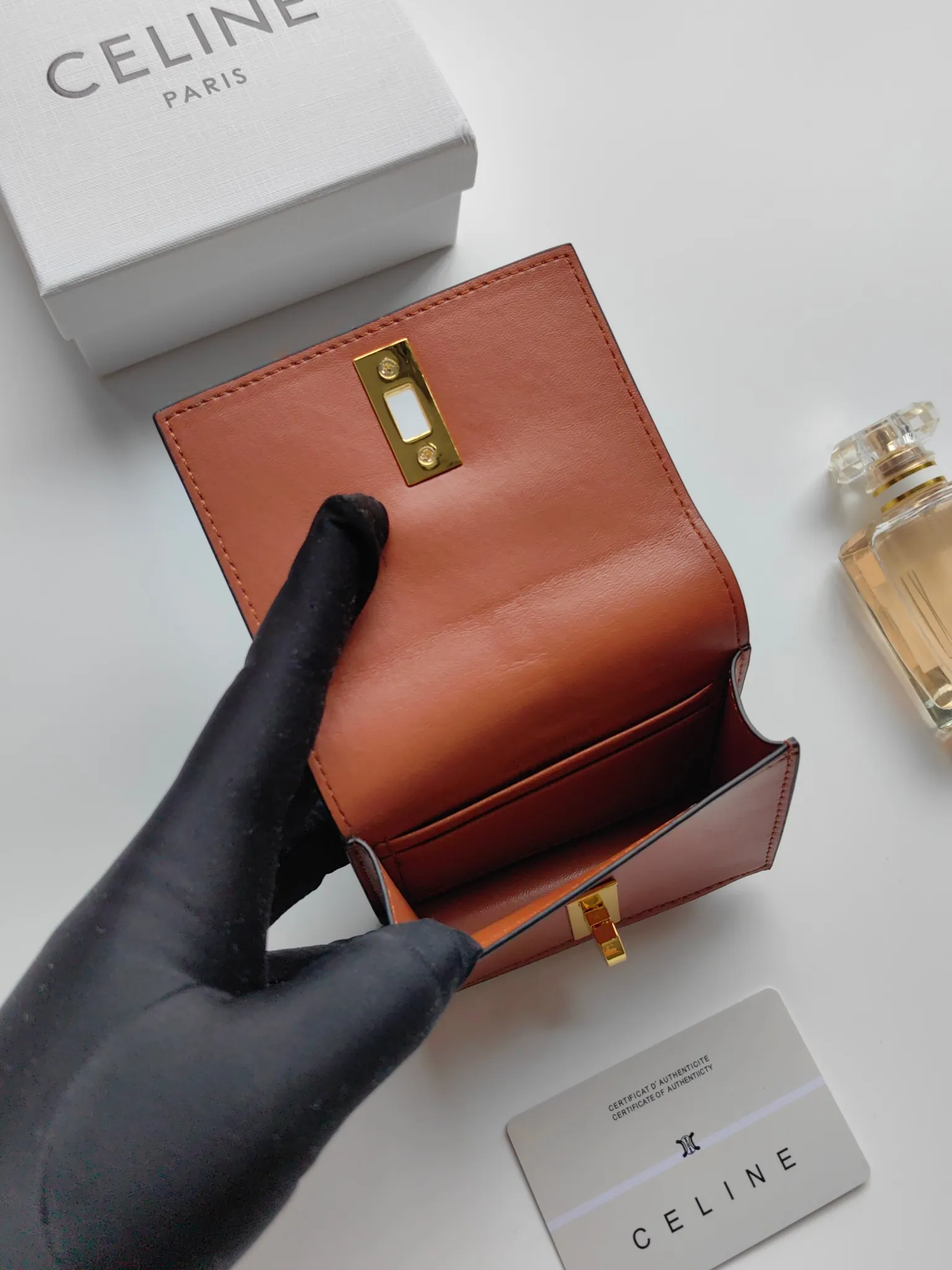 💰130, Celine's new card holder, TRIOMPHE flip card holder, classic pattern with plain microfiber inside, rotating lock closure, 1 thickened main compartment, 2 inner card slots. No.: 10M473 Size: 10.5x8.5x3 cm