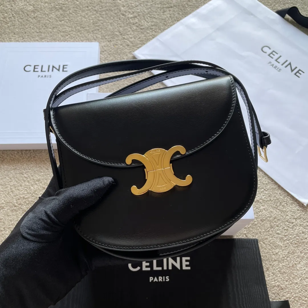 The new TEEN BESACE TRIOMPHE metal lock depicts the iconic style. Glossy cow leather handbag. The bag is made of cow leather. Sheep leather lining. Suitable for crossbody and shoulder carry. Metal TRIOMPHE logo closure. 3 inner compartments. Internal zipper pocket and flat pocket. Model: 110413. Size: 18.5*16*6🌺🌺🌺