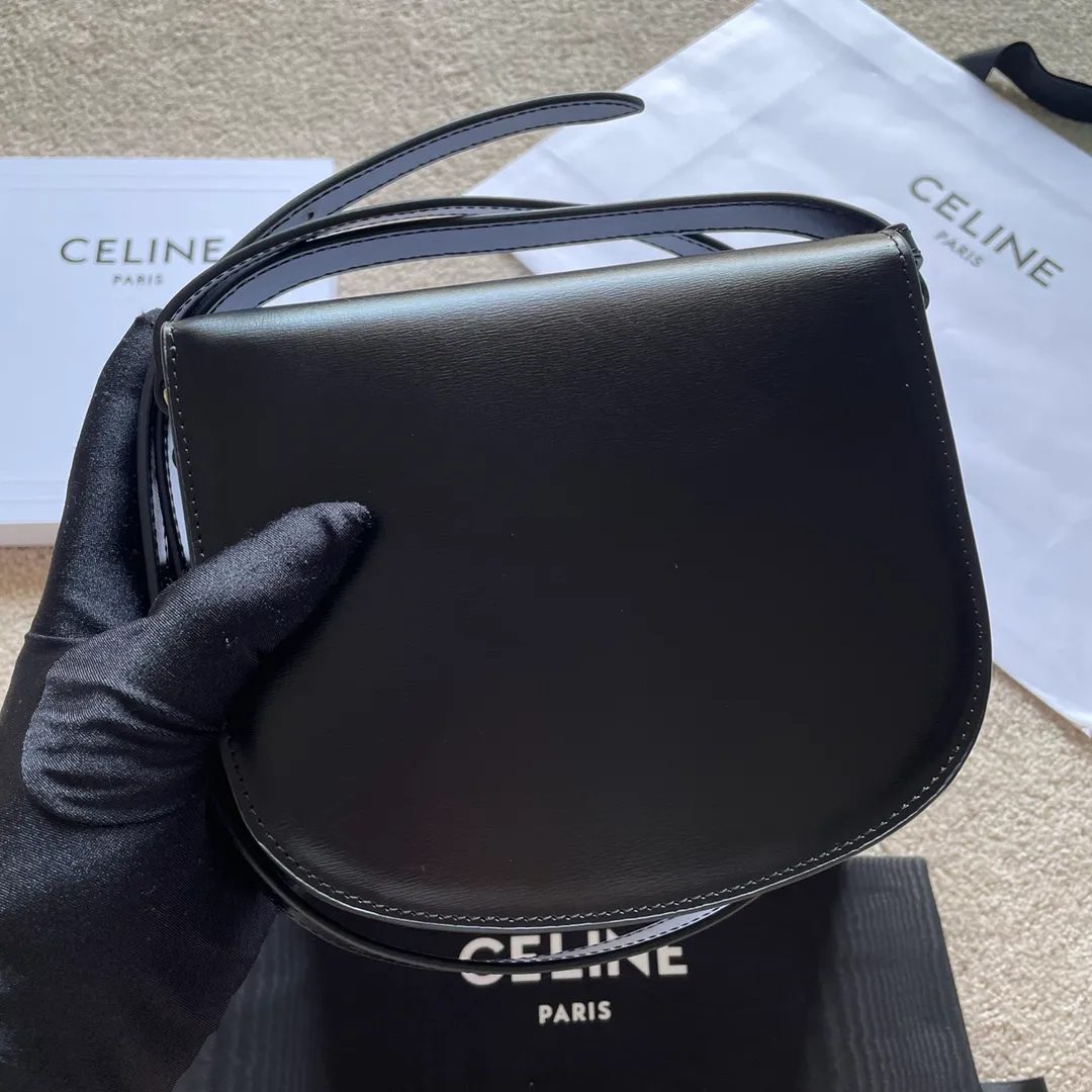 The new TEEN BESACE TRIOMPHE metal lock depicts the iconic style. Glossy cow leather handbag. The bag is made of cow leather. Sheep leather lining. Suitable for crossbody and shoulder carry. Metal TRIOMPHE logo closure. 3 inner compartments. Internal zipper pocket and flat pocket. Model: 110413. Size: 18.5*16*6🌺🌺🌺