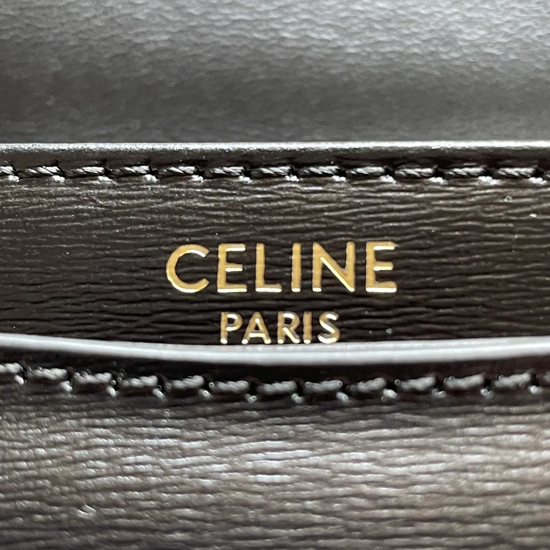 The new TEEN BESACE TRIOMPHE metal lock depicts the iconic style. Glossy cow leather handbag. The bag is made of cow leather. Sheep leather lining. Suitable for crossbody and shoulder carry. Metal TRIOMPHE logo closure. 3 inner compartments. Internal zipper pocket and flat pocket. Model: 110413. Size: 18.5*16*6🌺🌺🌺