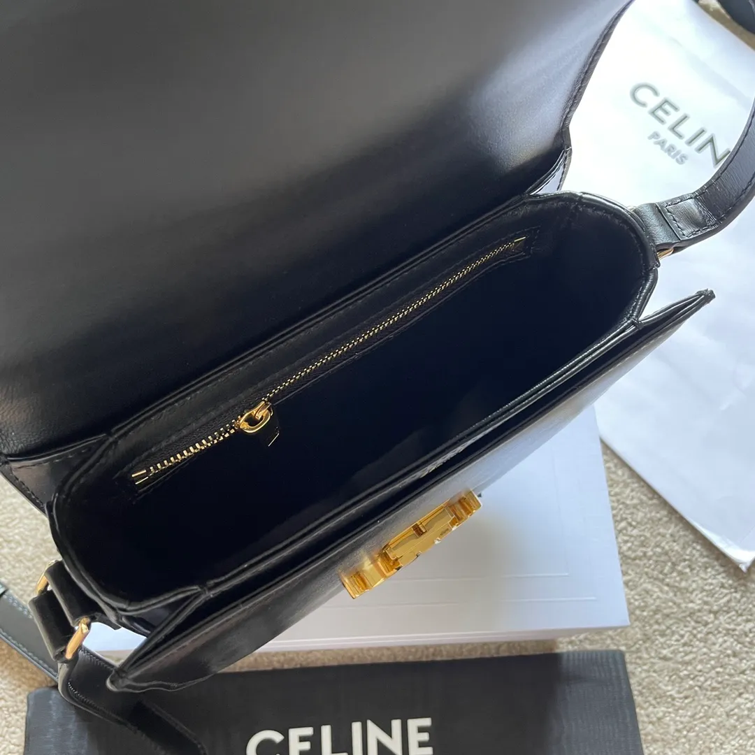 The new TEEN BESACE TRIOMPHE metal lock depicts the iconic style. Glossy cow leather handbag. The bag is made of cow leather. Sheep leather lining. Suitable for crossbody and shoulder carry. Metal TRIOMPHE logo closure. 3 inner compartments. Internal zipper pocket and flat pocket. Model: 110413. Size: 18.5*16*6🌺🌺🌺