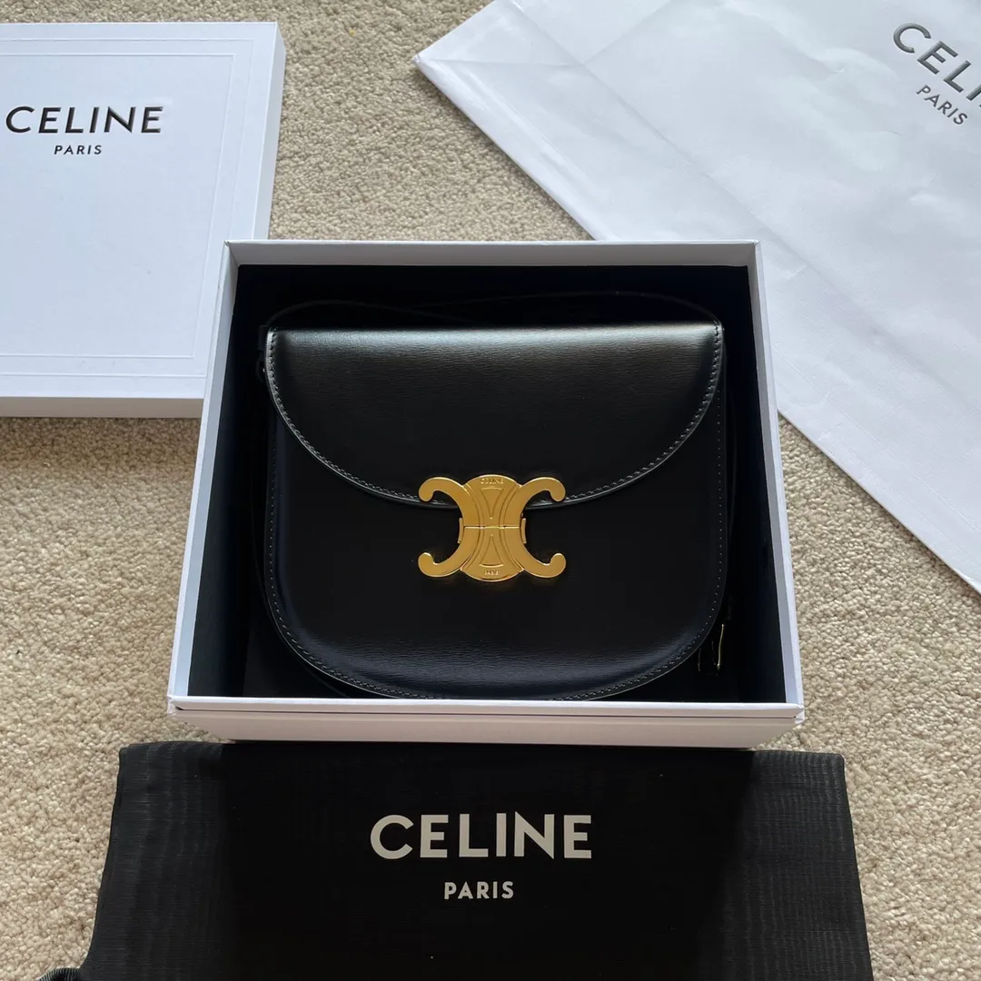 The new TEEN BESACE TRIOMPHE metal lock depicts the iconic style. Glossy cow leather handbag. The bag is made of cow leather. Sheep leather lining. Suitable for crossbody and shoulder carry. Metal TRIOMPHE logo closure. 3 inner compartments. Internal zipper pocket and flat pocket. Model: 110413. Size: 18.5*16*6🌺🌺🌺