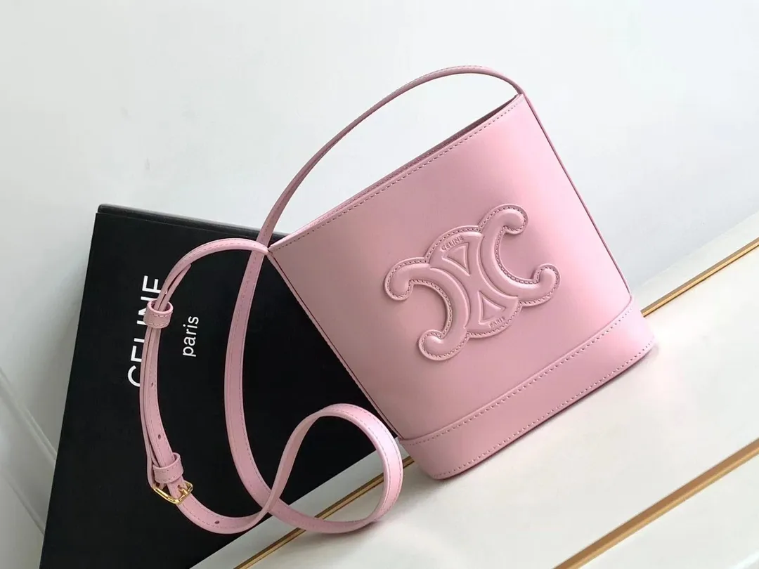 23s new spring and summer products｜CEL1N_E CUIR TRIOMPHE mini smooth cowhide leather bucket bag Recommended items🎁｜Celine’s limited edition mini buckets are cute💕The "little waste bag" series mini buckets are here~so cute, definitely a leader in reducing age👏The capacity is also good, it can hold mobile phones and small items necessary for going out. The upper body is too Q, fashionable and cute, super versatile 👗 Cow leather, lining: cow leather/fabric, can be worn cross-body and shoulder, snap button closure, 1 main compartment, inner card slot Size: 19.5 X 16 X 7 cm Number: 10L433ESM.24LP