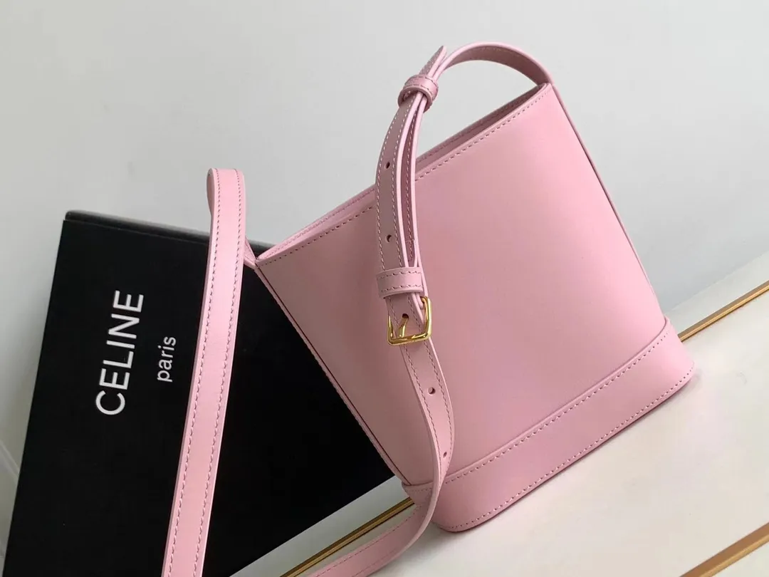 23s new spring and summer products｜CEL1N_E CUIR TRIOMPHE mini smooth cowhide leather bucket bag Recommended items🎁｜Celine’s limited edition mini buckets are cute💕The "little waste bag" series mini buckets are here~so cute, definitely a leader in reducing age👏The capacity is also good, it can hold mobile phones and small items necessary for going out. The upper body is too Q, fashionable and cute, super versatile 👗 Cow leather, lining: cow leather/fabric, can be worn cross-body and shoulder, snap button closure, 1 main compartment, inner card slot Size: 19.5 X 16 X 7 cm Number: 10L433ESM.24LP