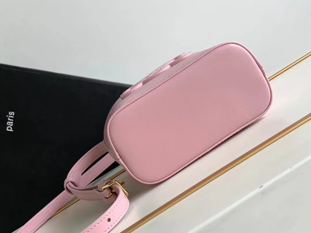 23s new spring and summer products｜CEL1N_E CUIR TRIOMPHE mini smooth cowhide leather bucket bag Recommended items🎁｜Celine’s limited edition mini buckets are cute💕The "little waste bag" series mini buckets are here~so cute, definitely a leader in reducing age👏The capacity is also good, it can hold mobile phones and small items necessary for going out. The upper body is too Q, fashionable and cute, super versatile 👗 Cow leather, lining: cow leather/fabric, can be worn cross-body and shoulder, snap button closure, 1 main compartment, inner card slot Size: 19.5 X 16 X 7 cm Number: 10L433ESM.24LP