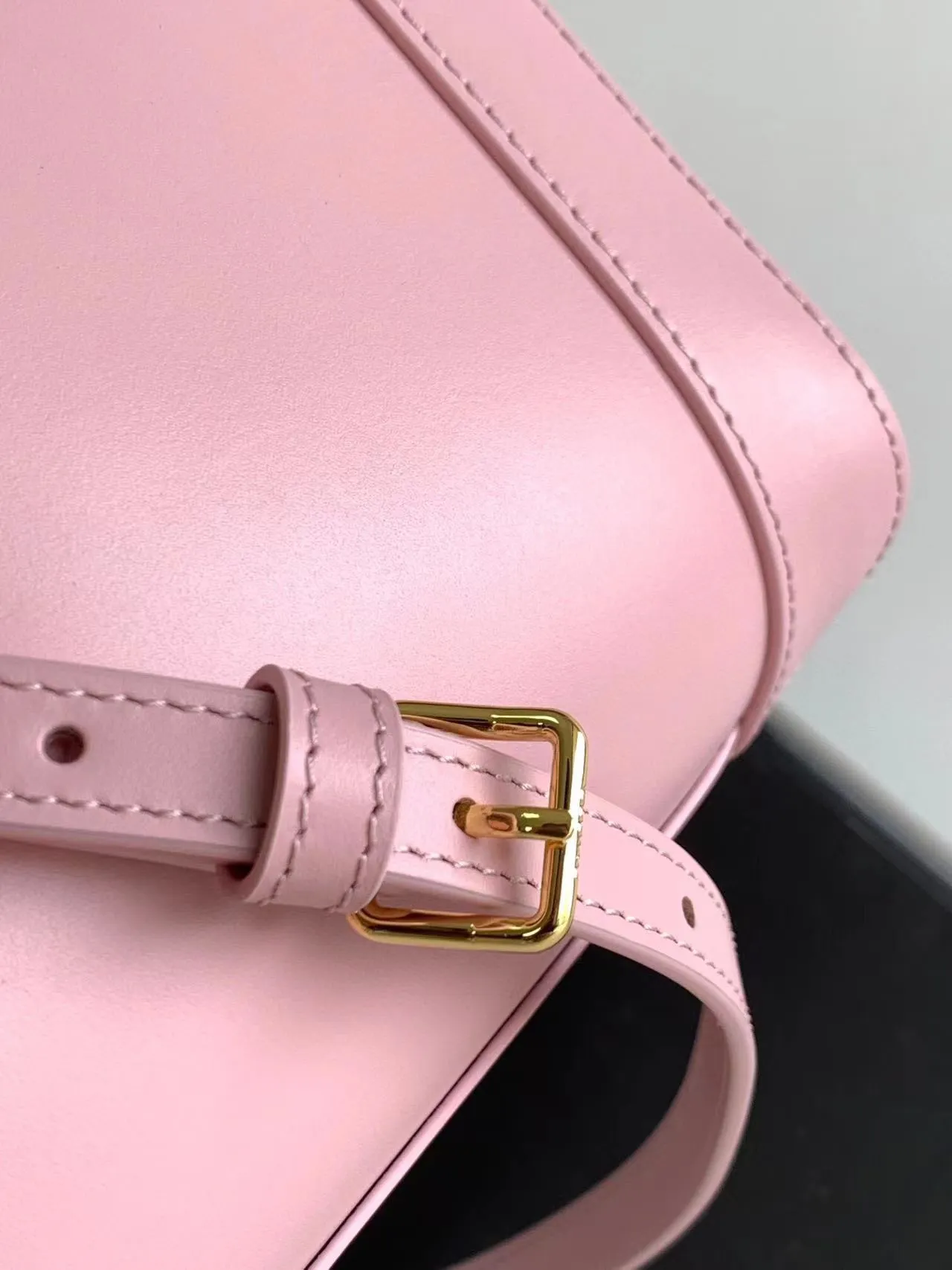 23s new spring and summer products｜CEL1N_E CUIR TRIOMPHE mini smooth cowhide leather bucket bag Recommended items🎁｜Celine’s limited edition mini buckets are cute💕The "little waste bag" series mini buckets are here~so cute, definitely a leader in reducing age👏The capacity is also good, it can hold mobile phones and small items necessary for going out. The upper body is too Q, fashionable and cute, super versatile 👗 Cow leather, lining: cow leather/fabric, can be worn cross-body and shoulder, snap button closure, 1 main compartment, inner card slot Size: 19.5 X 16 X 7 cm Number: 10L433ESM.24LP