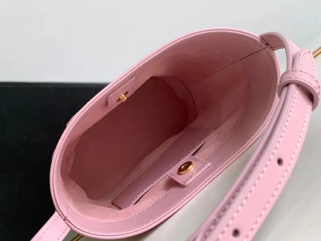 23s new spring and summer products｜CEL1N_E CUIR TRIOMPHE mini smooth cowhide leather bucket bag Recommended items🎁｜Celine’s limited edition mini buckets are cute💕The "little waste bag" series mini buckets are here~so cute, definitely a leader in reducing age👏The capacity is also good, it can hold mobile phones and small items necessary for going out. The upper body is too Q, fashionable and cute, super versatile 👗 Cow leather, lining: cow leather/fabric, can be worn cross-body and shoulder, snap button closure, 1 main compartment, inner card slot Size: 19.5 X 16 X 7 cm Number: 10L433ESM.24LP