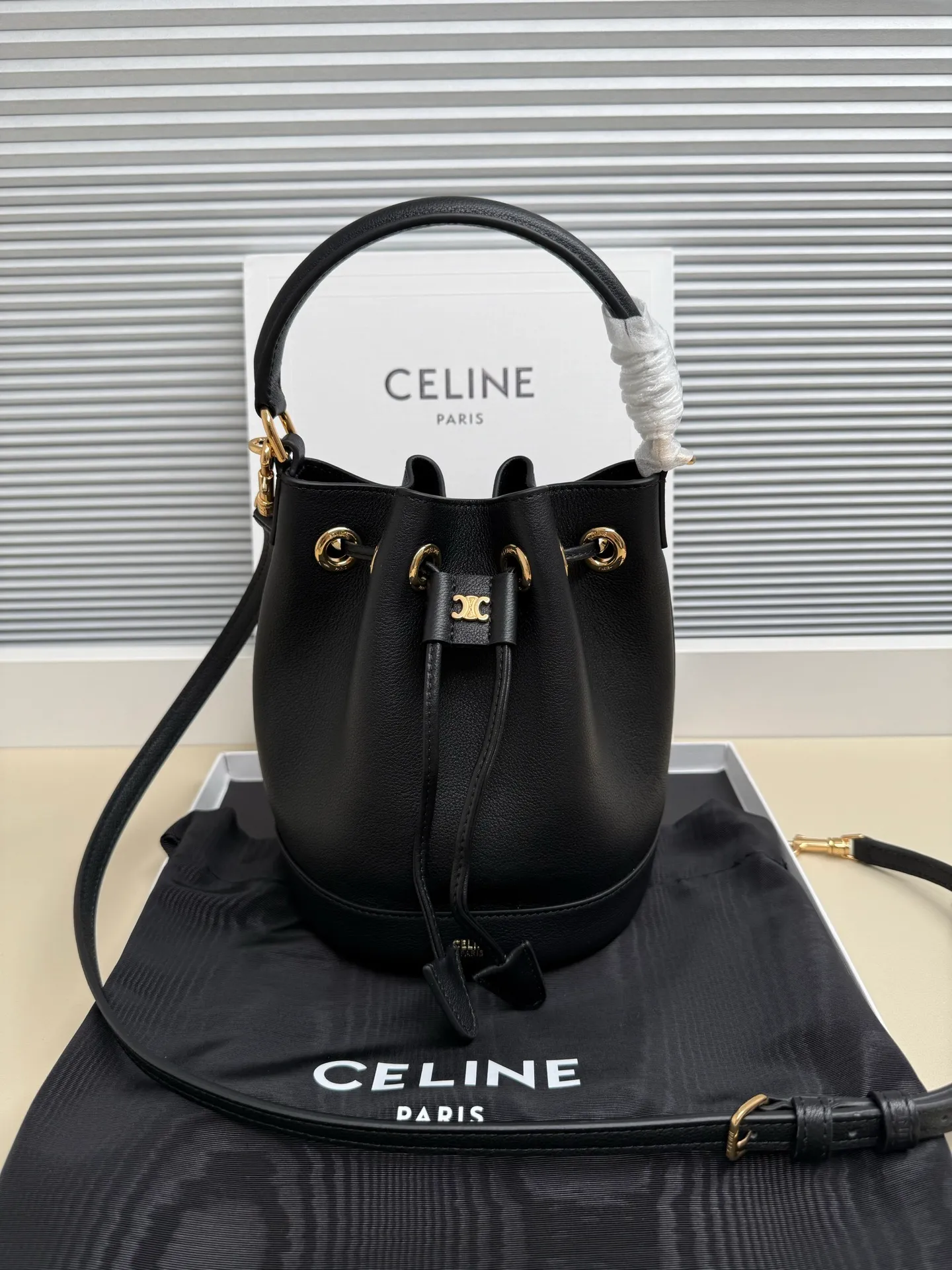 750. 🆕New bucket bag💋Drawstring design, two colors available Clara💄Takeaway bucket Has the casual silhouette of a bucket bag. The drawstring design adds playfulness and privacy. 💯Good capacity to hold 250ml of mineral water. 1 main compartment 1 leather handle, length (7cm) 1 detachable and adjustable shoulder strap, minimum length (41cm), maximum length (48cm) Dimensions: (16 X 19 X 16 cm) No.: 121673