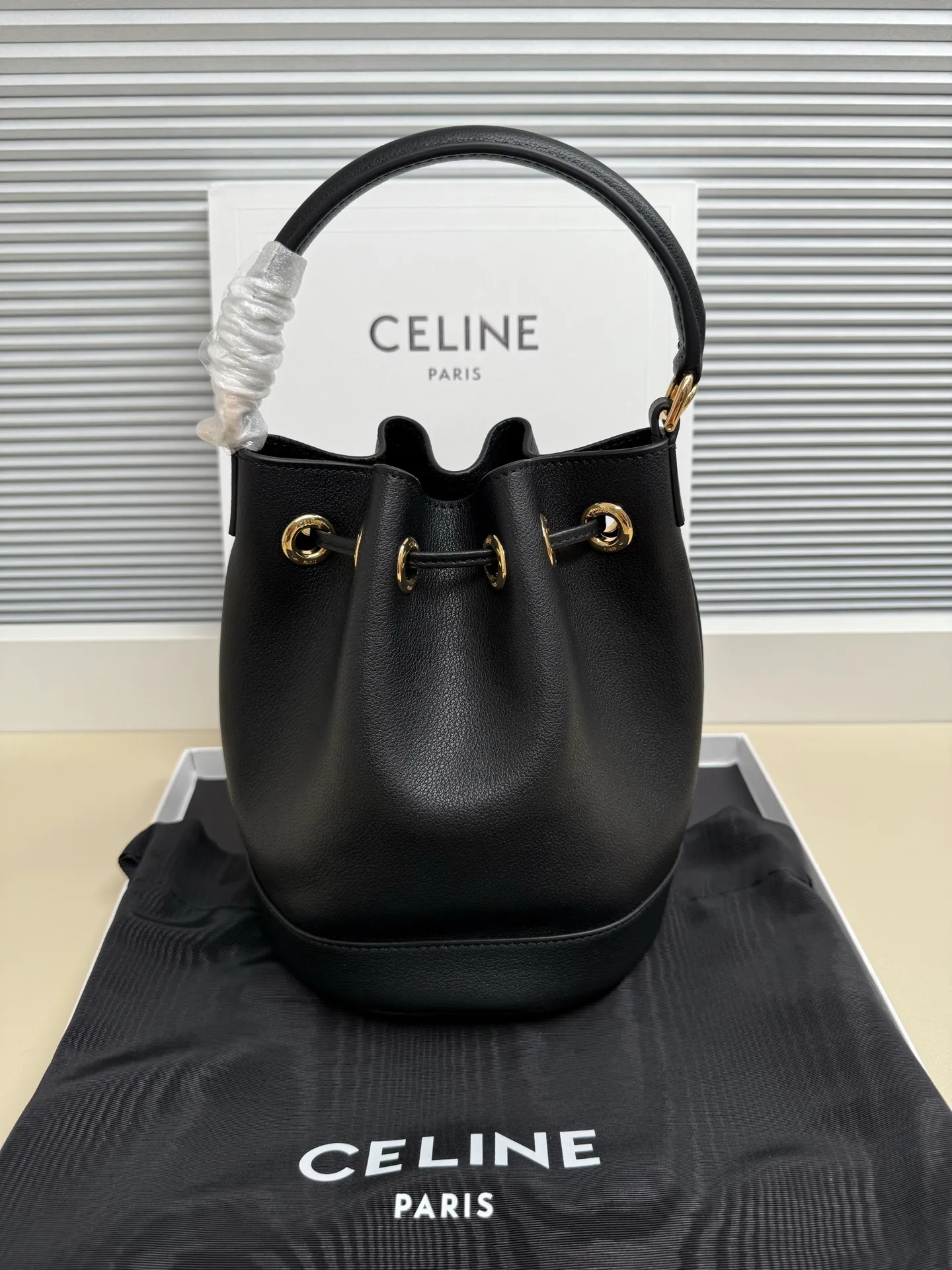 750. 🆕New bucket bag💋Drawstring design, two colors available Clara💄Takeaway bucket Has the casual silhouette of a bucket bag. The drawstring design adds playfulness and privacy. 💯Good capacity to hold 250ml of mineral water. 1 main compartment 1 leather handle, length (7cm) 1 detachable and adjustable shoulder strap, minimum length (41cm), maximum length (48cm) Dimensions: (16 X 19 X 16 cm) No.: 121673
