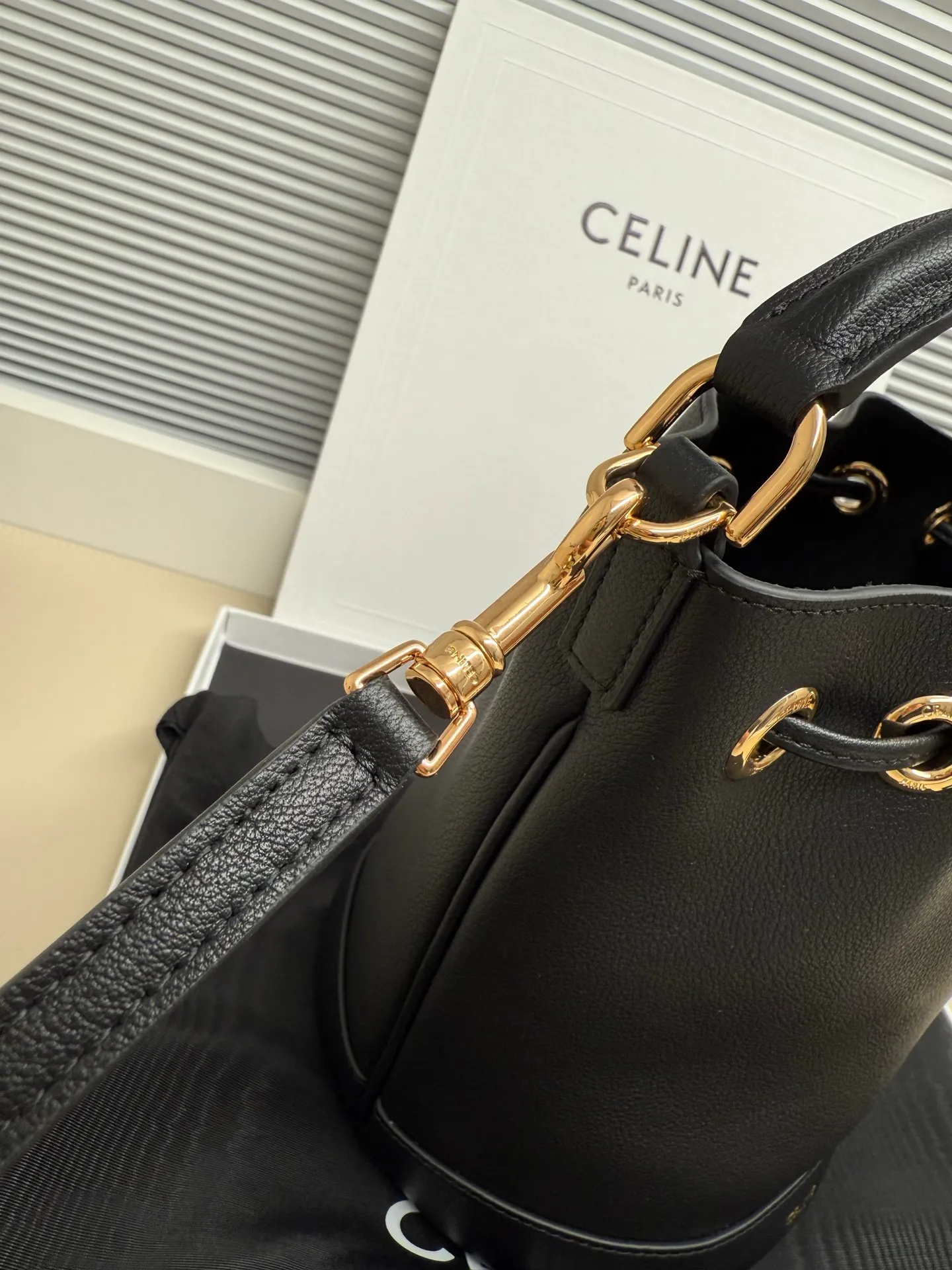 750. 🆕New bucket bag💋Drawstring design, two colors available Clara💄Takeaway bucket Has the casual silhouette of a bucket bag. The drawstring design adds playfulness and privacy. 💯Good capacity to hold 250ml of mineral water. 1 main compartment 1 leather handle, length (7cm) 1 detachable and adjustable shoulder strap, minimum length (41cm), maximum length (48cm) Dimensions: (16 X 19 X 16 cm) No.: 121673