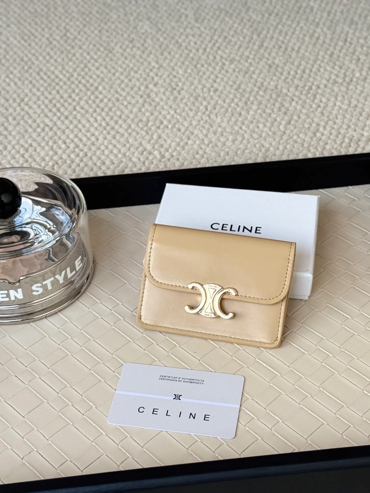 💰130 Celine's new card holder is online, ce's new classic card holder, with cow leather interior and triomphe snap closure, with 4 card slots inside and 1 outside card slot. It is easy to carry when going out, looks and wear-resistant, and is super light weight! Style number: 10L583 Size: 10.5x7x1cm